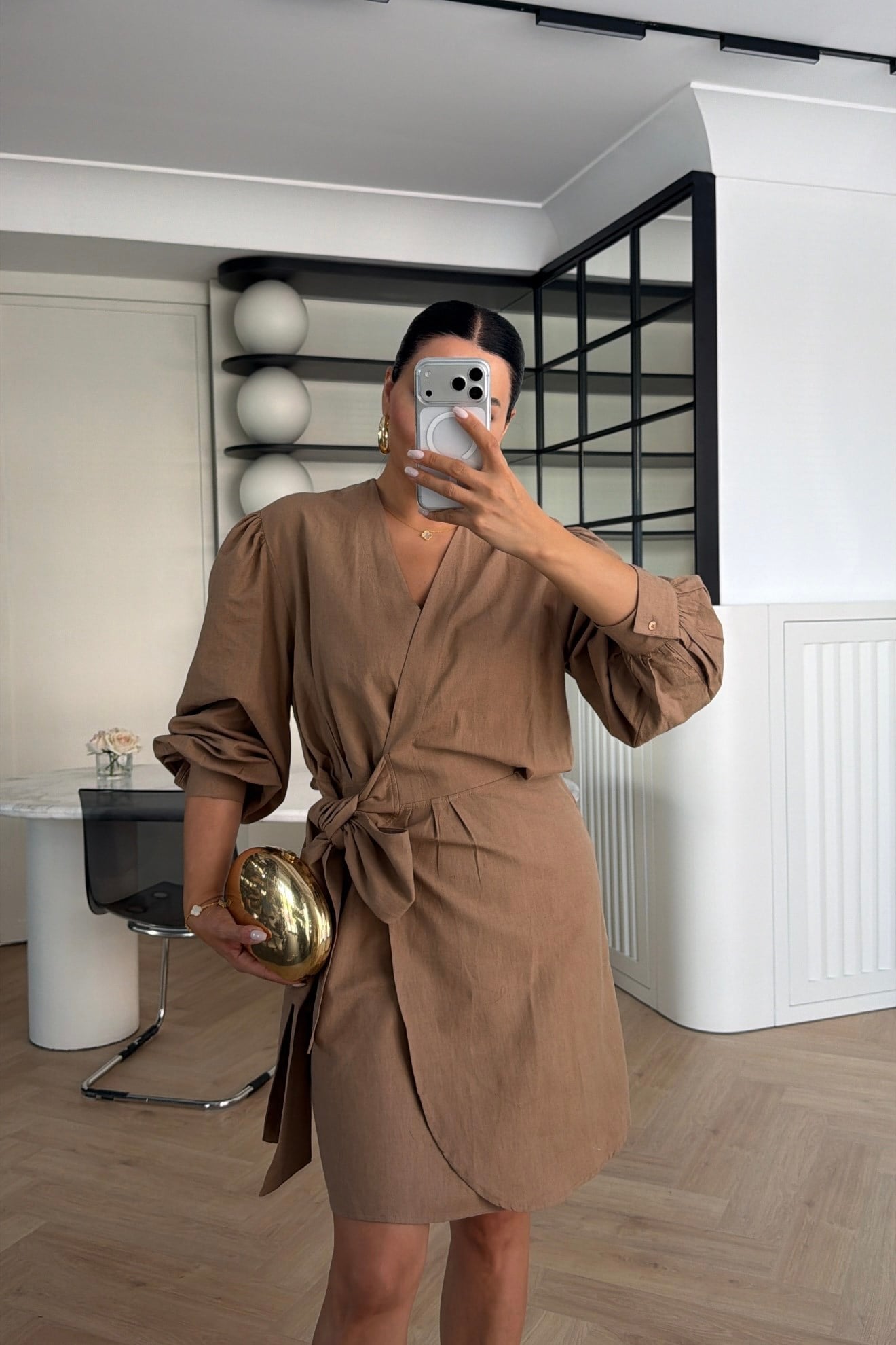 ÖNDEN BAĞLAMLI KRUVAZE YAKA KETEN ELBİSE CAMEL 