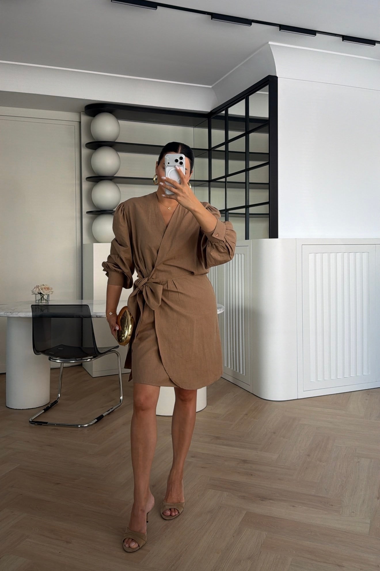 ÖNDEN BAĞLAMLI KRUVAZE YAKA KETEN ELBİSE CAMEL 