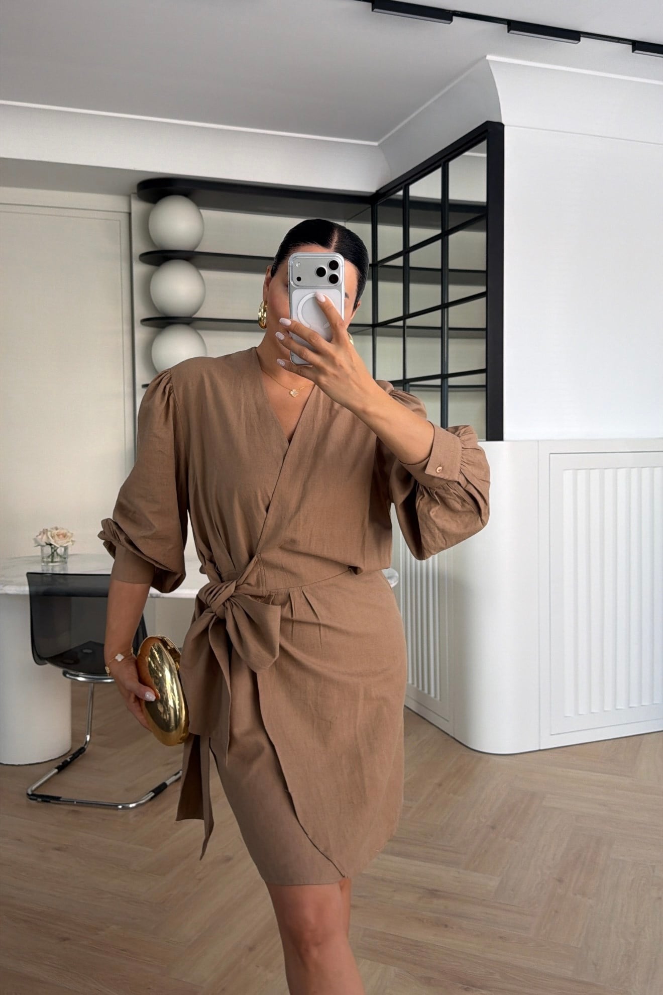 ÖNDEN BAĞLAMLI KRUVAZE YAKA KETEN ELBİSE CAMEL 