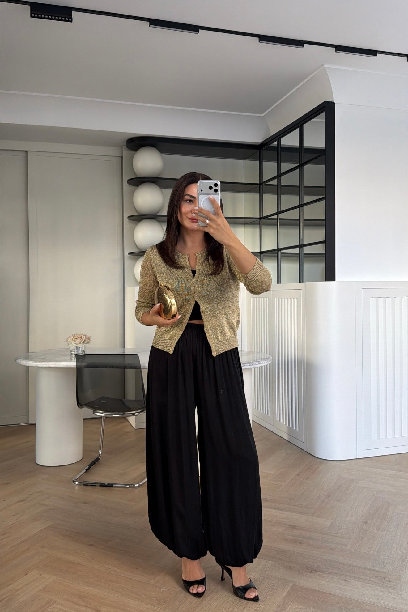 ÖNDEN DÜĞMELİ GOLD IŞILTILI TRİKO HIRKA  