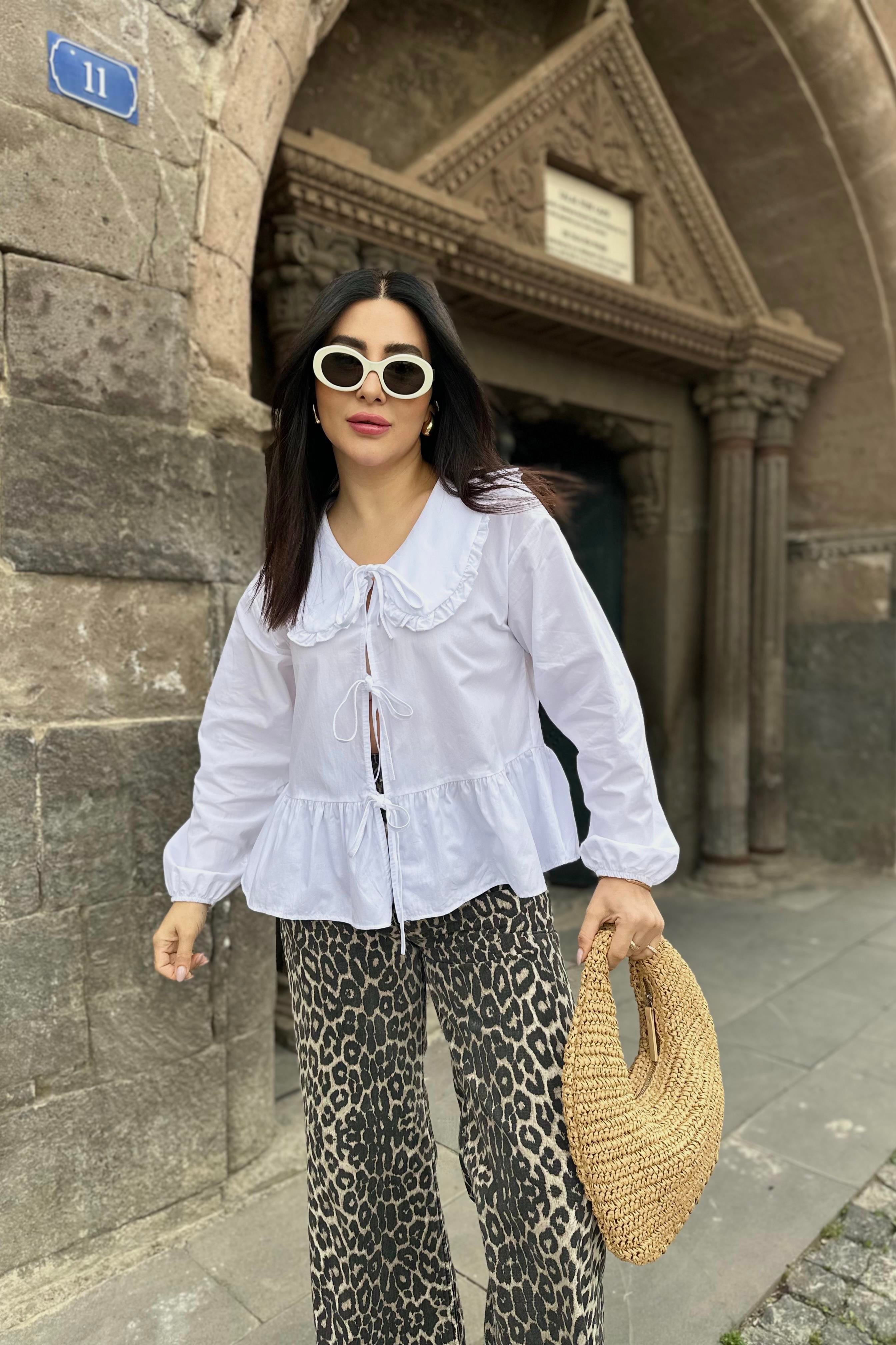 Önü Bağlamalı Bebe Yaka Beyaz Renk Bluz 