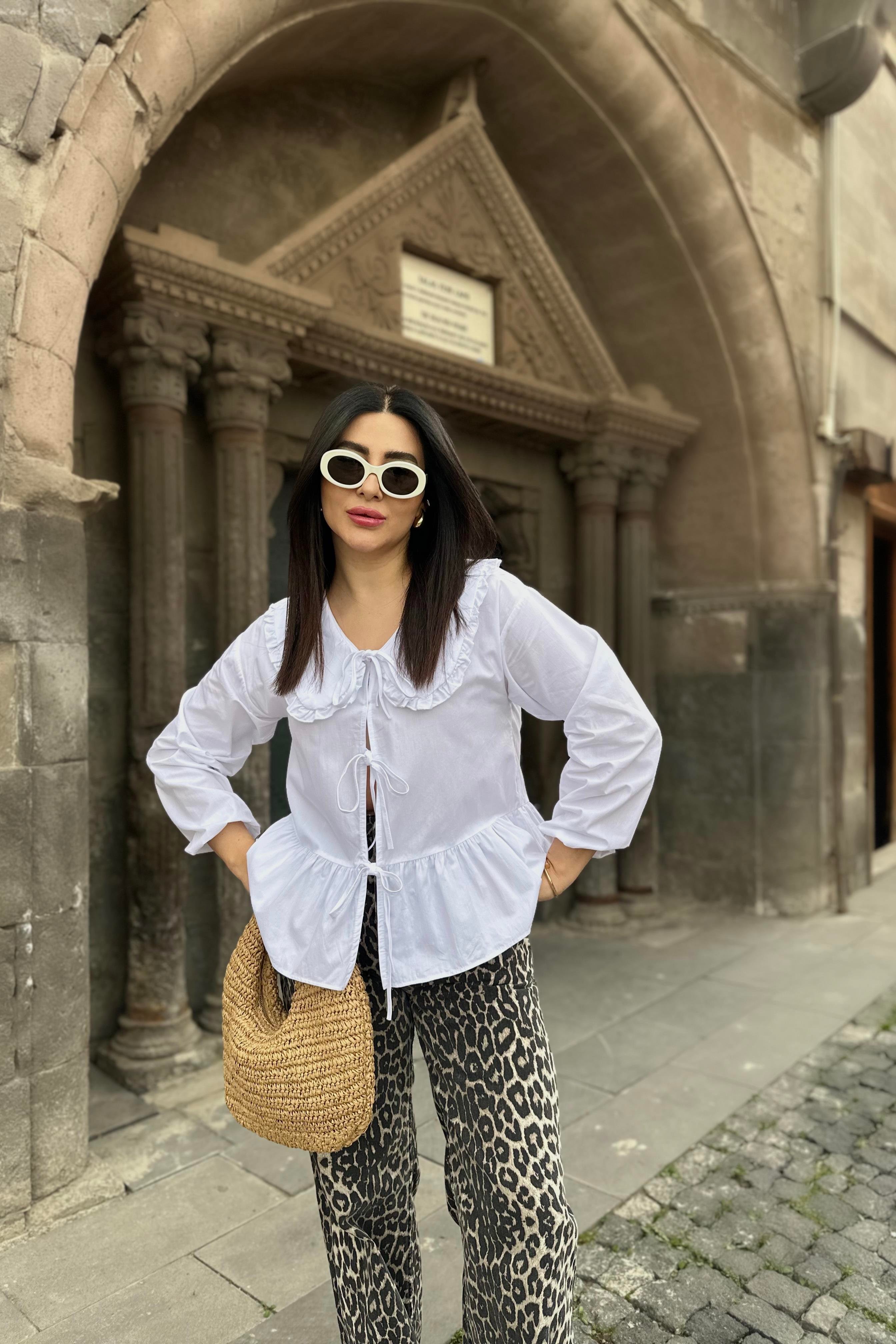 Önü Bağlamalı Bebe Yaka Beyaz Renk Bluz 