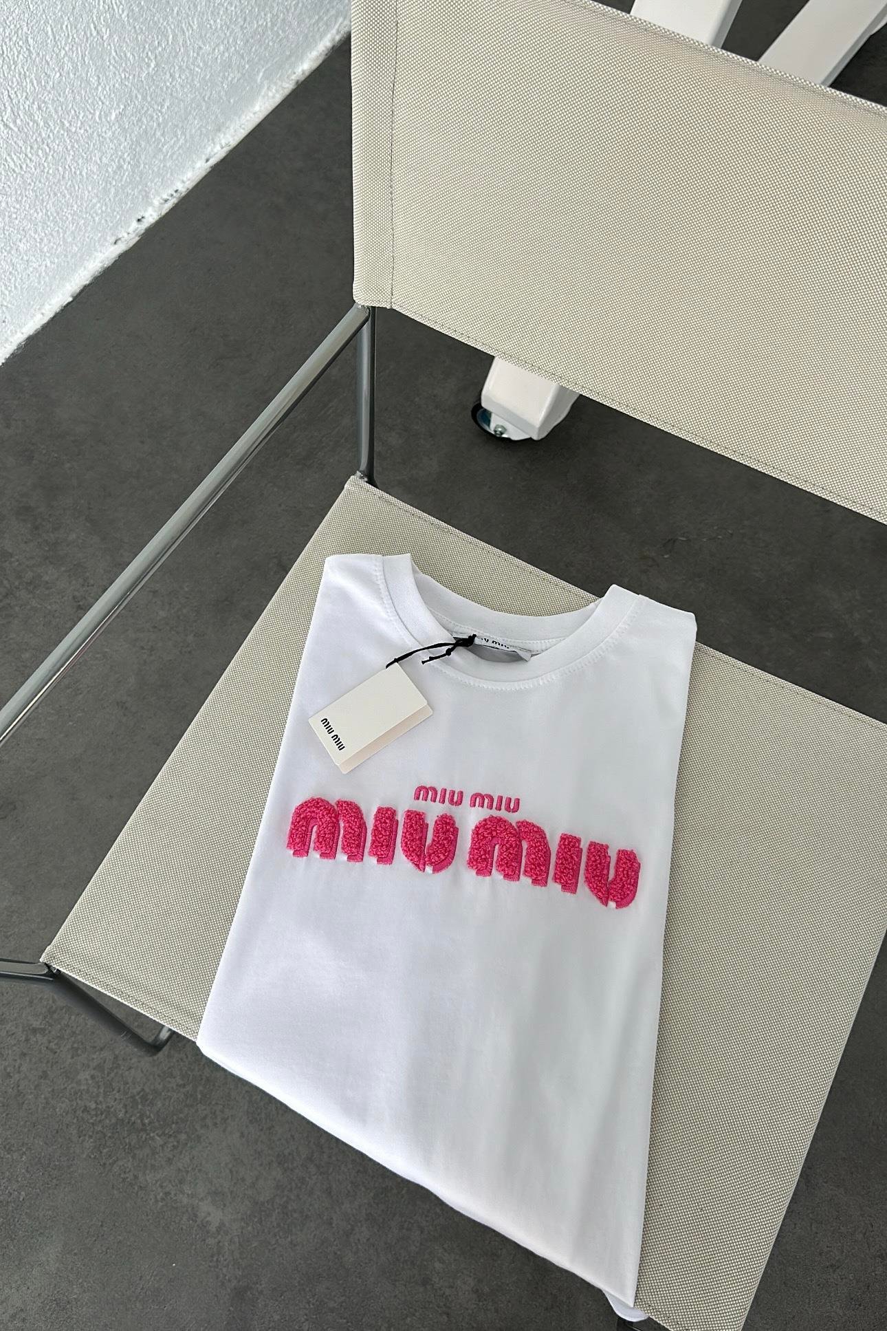 Pembe Nakışlı Tişört