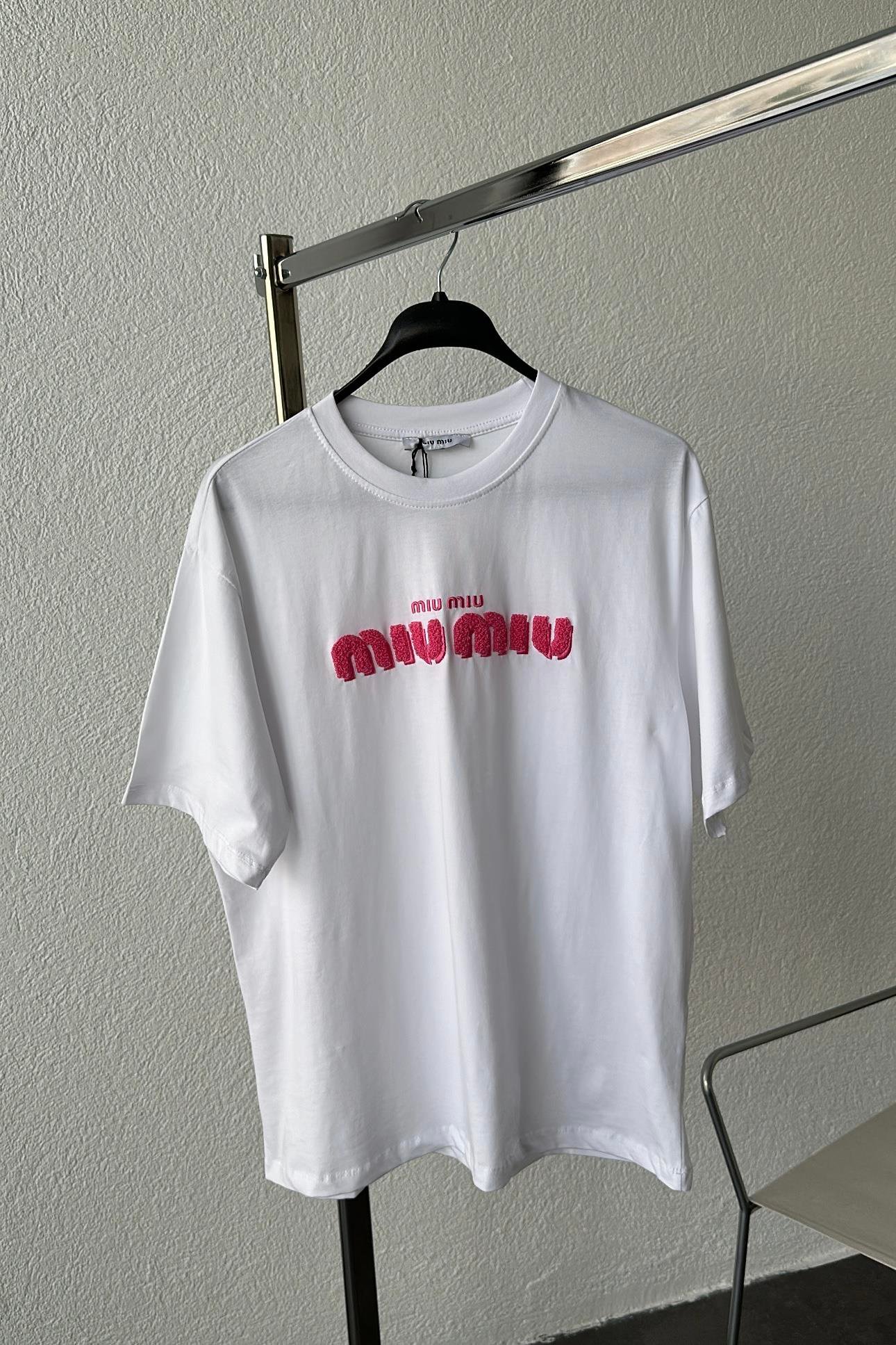 Pembe Nakışlı Tişört