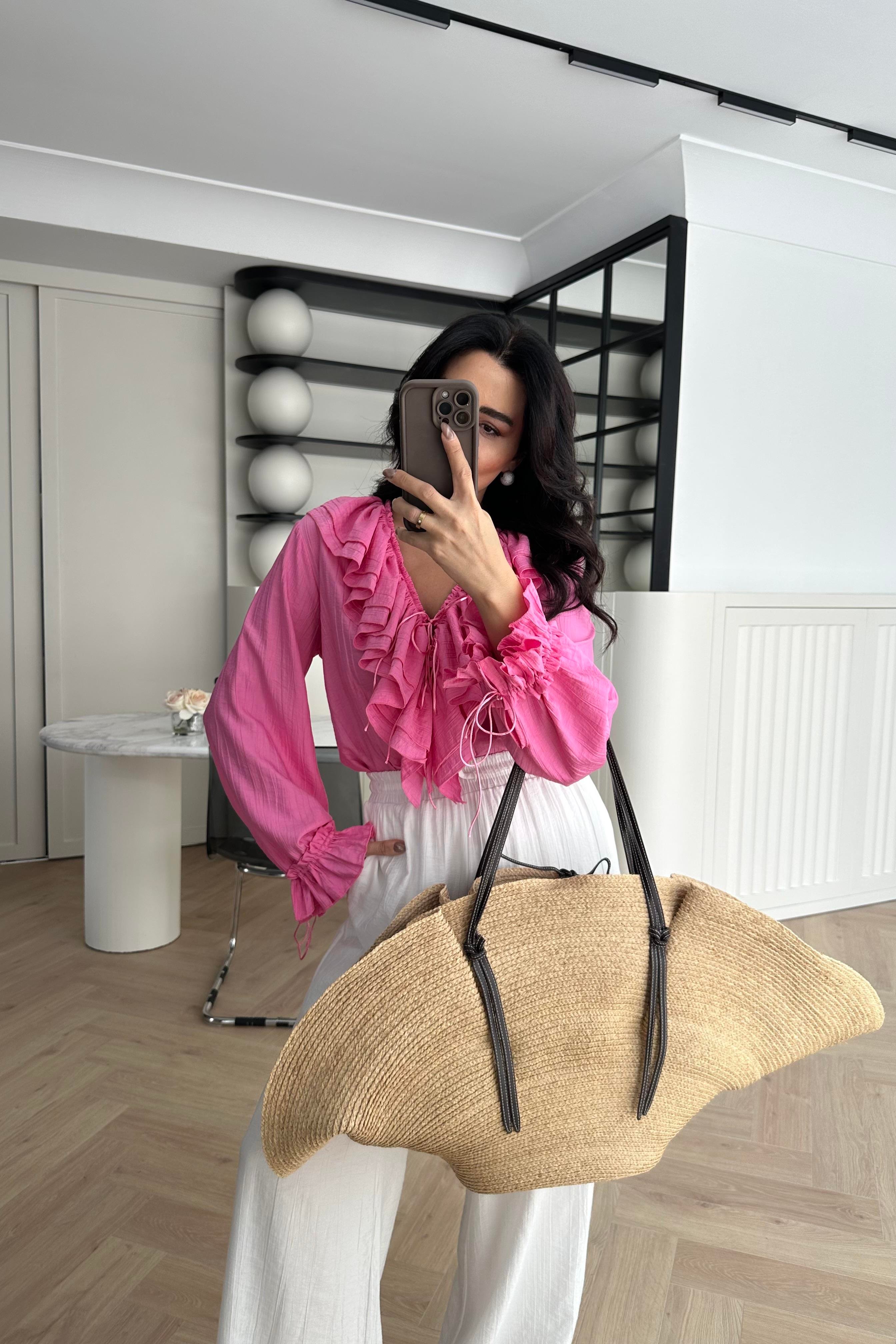 Pembe V Yaka Fırfır Detaylı Gömlek