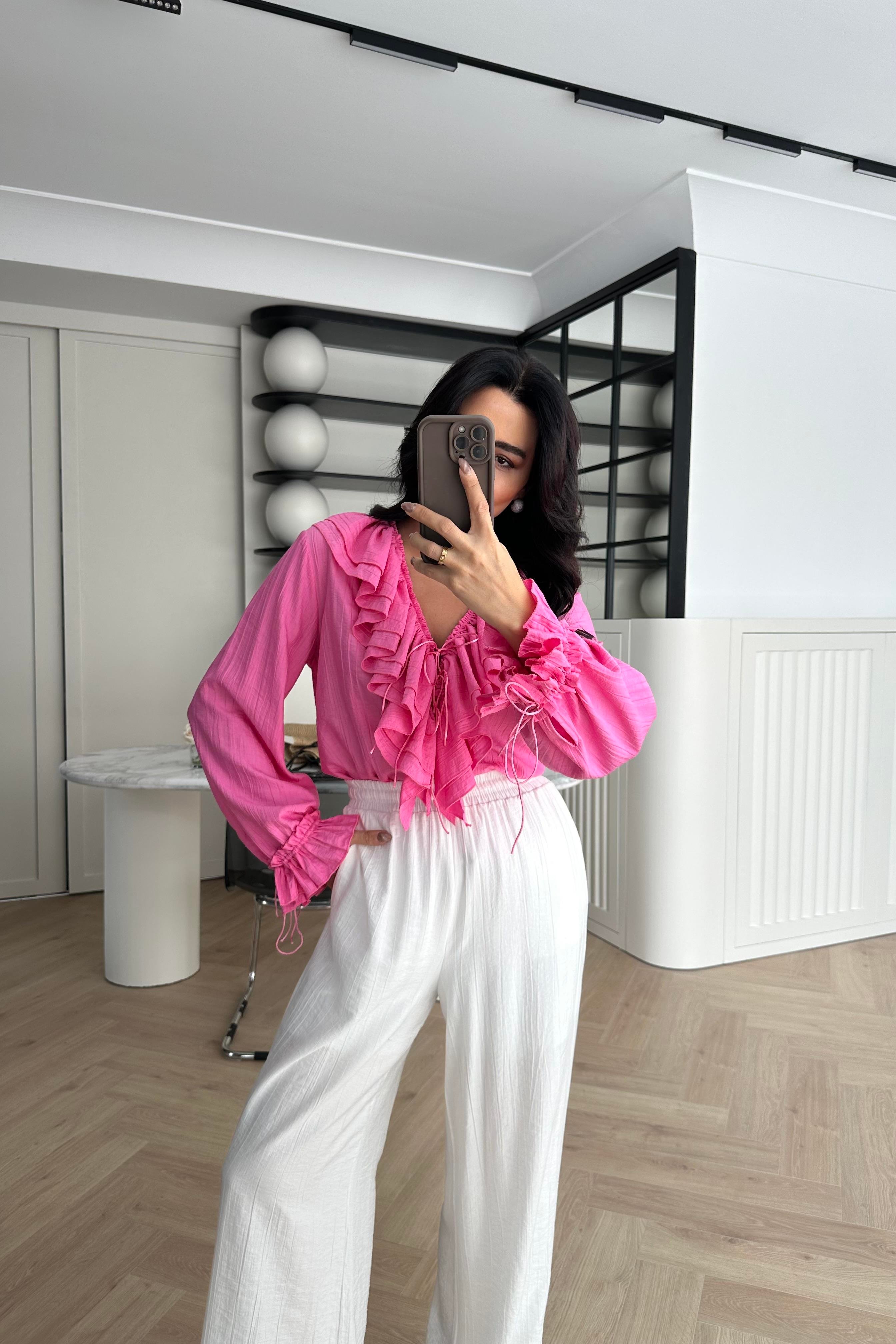 Pembe V Yaka Fırfır Detaylı Gömlek