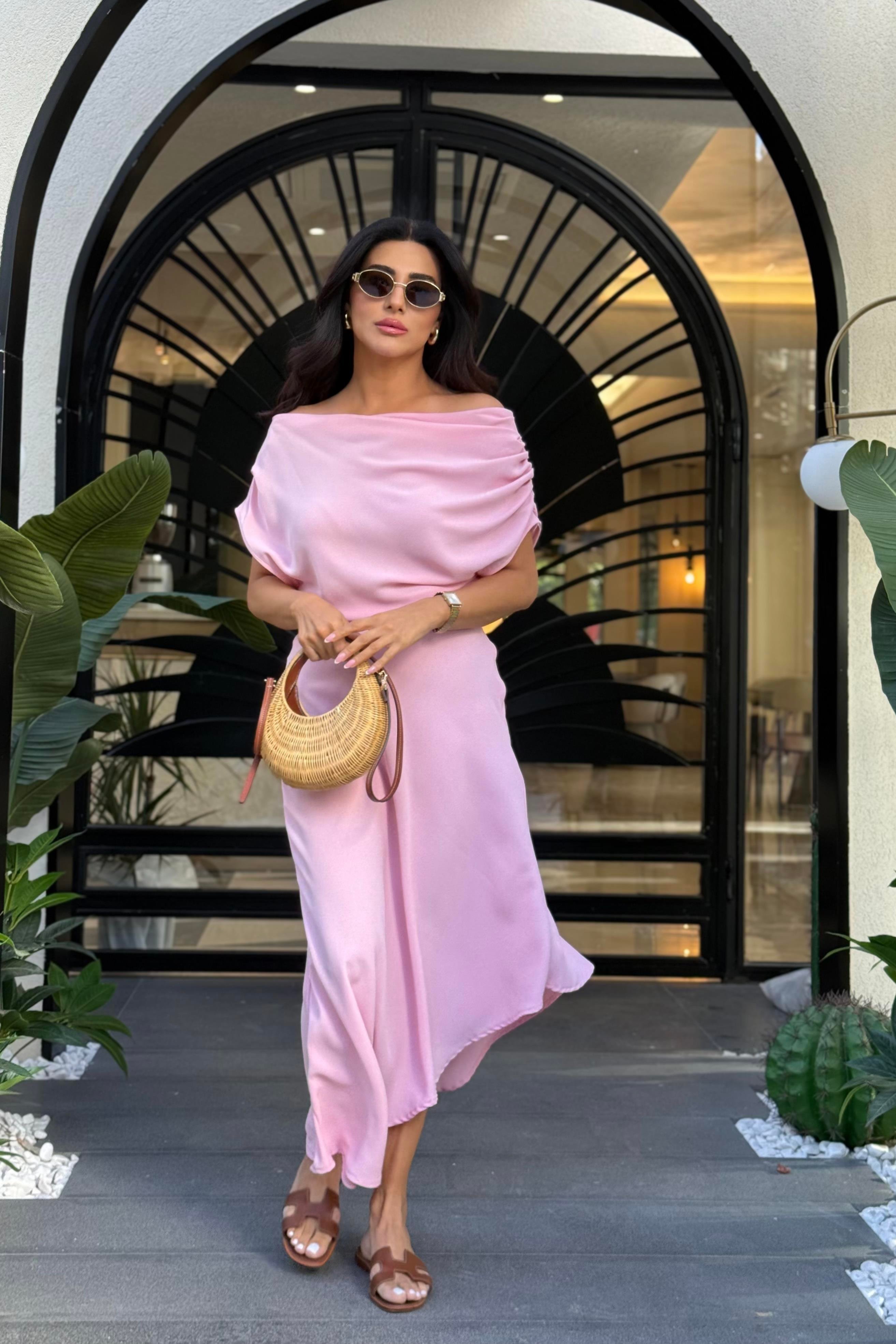 PEMBE YANDAN FERMUARLI OMUZ DEKOLTELİ ELBİSE