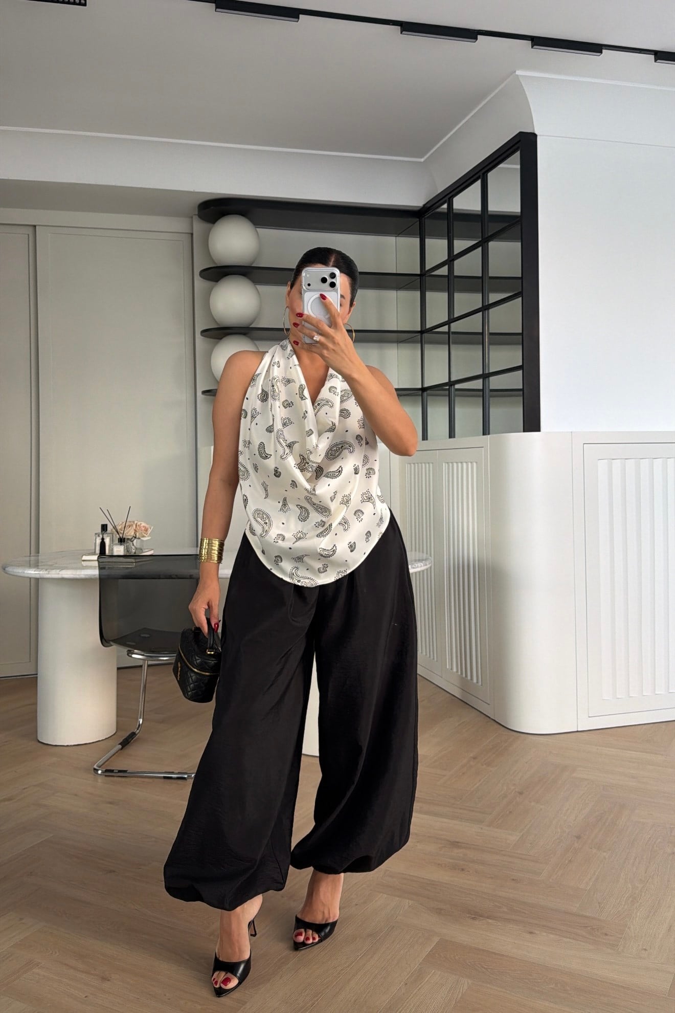 ŞAL DESEN SIRT DEKOLTELİ MARKA MODEL SATEN BLUZ 