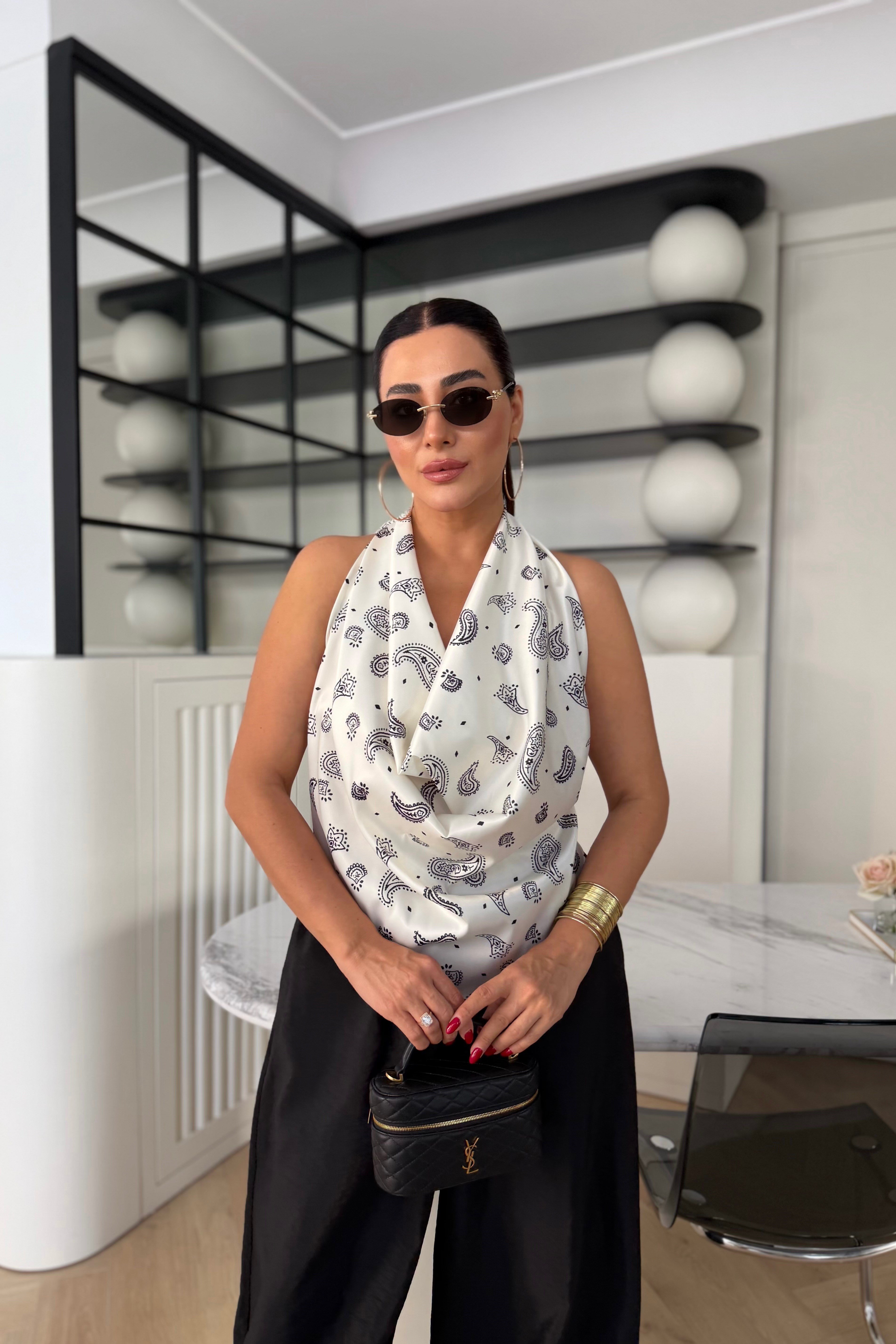 ŞAL DESEN SIRT DEKOLTELİ MARKA MODEL SATEN BLUZ 