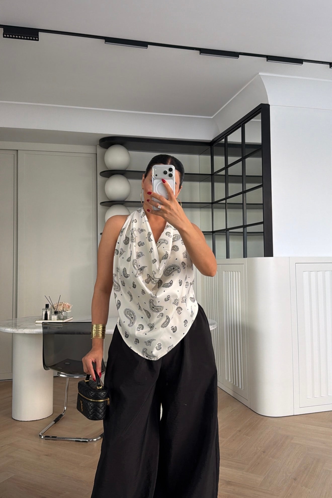 ŞAL DESEN SIRT DEKOLTELİ MARKA MODEL SATEN BLUZ 