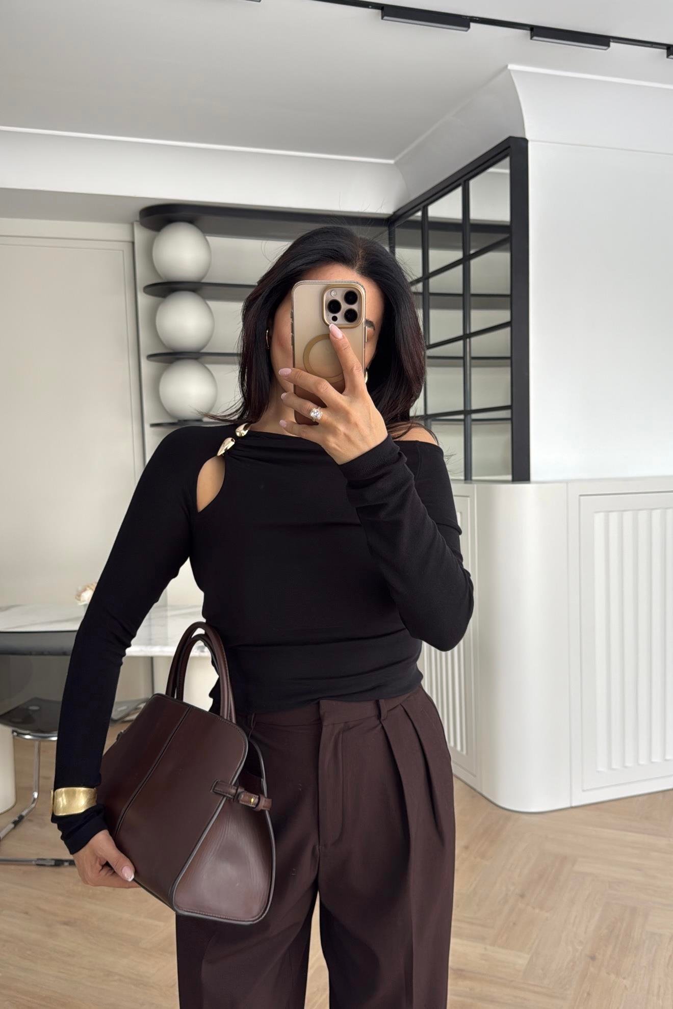 SİYAH AKSESUAR DETAYLI BLUZ