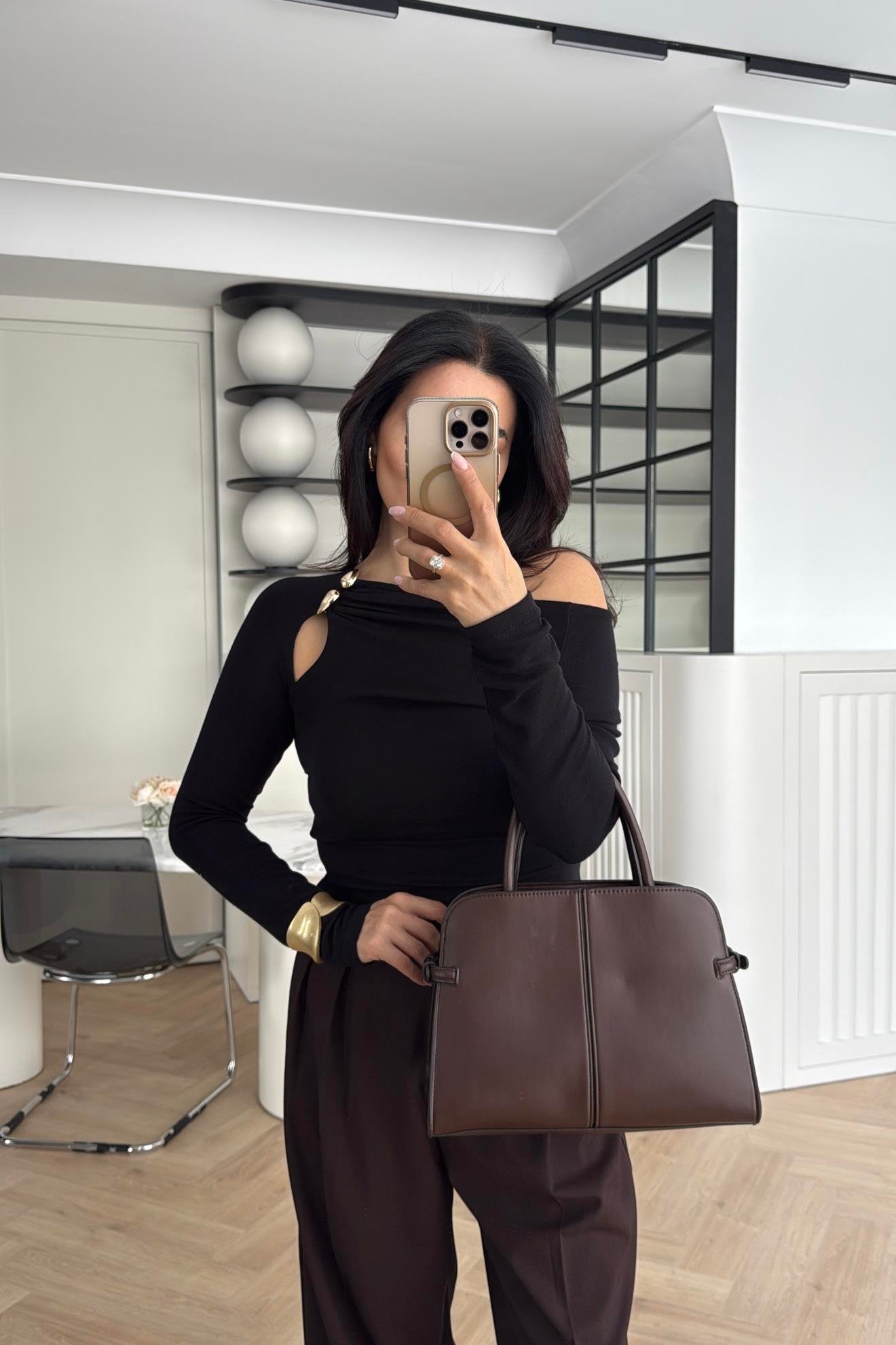 SİYAH AKSESUAR DETAYLI BLUZ