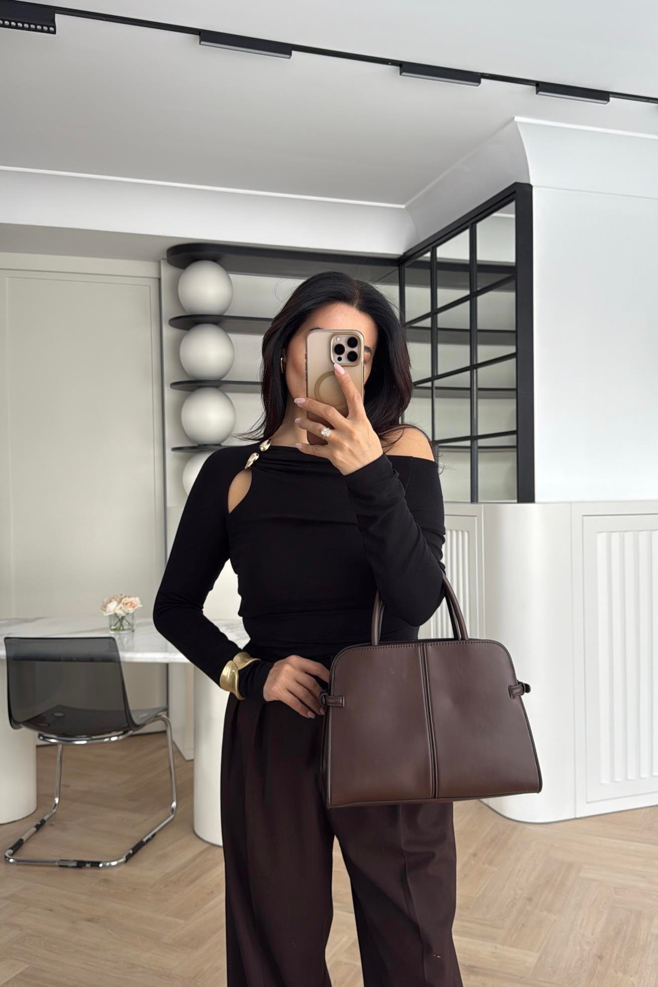 SİYAH AKSESUAR DETAYLI BLUZ