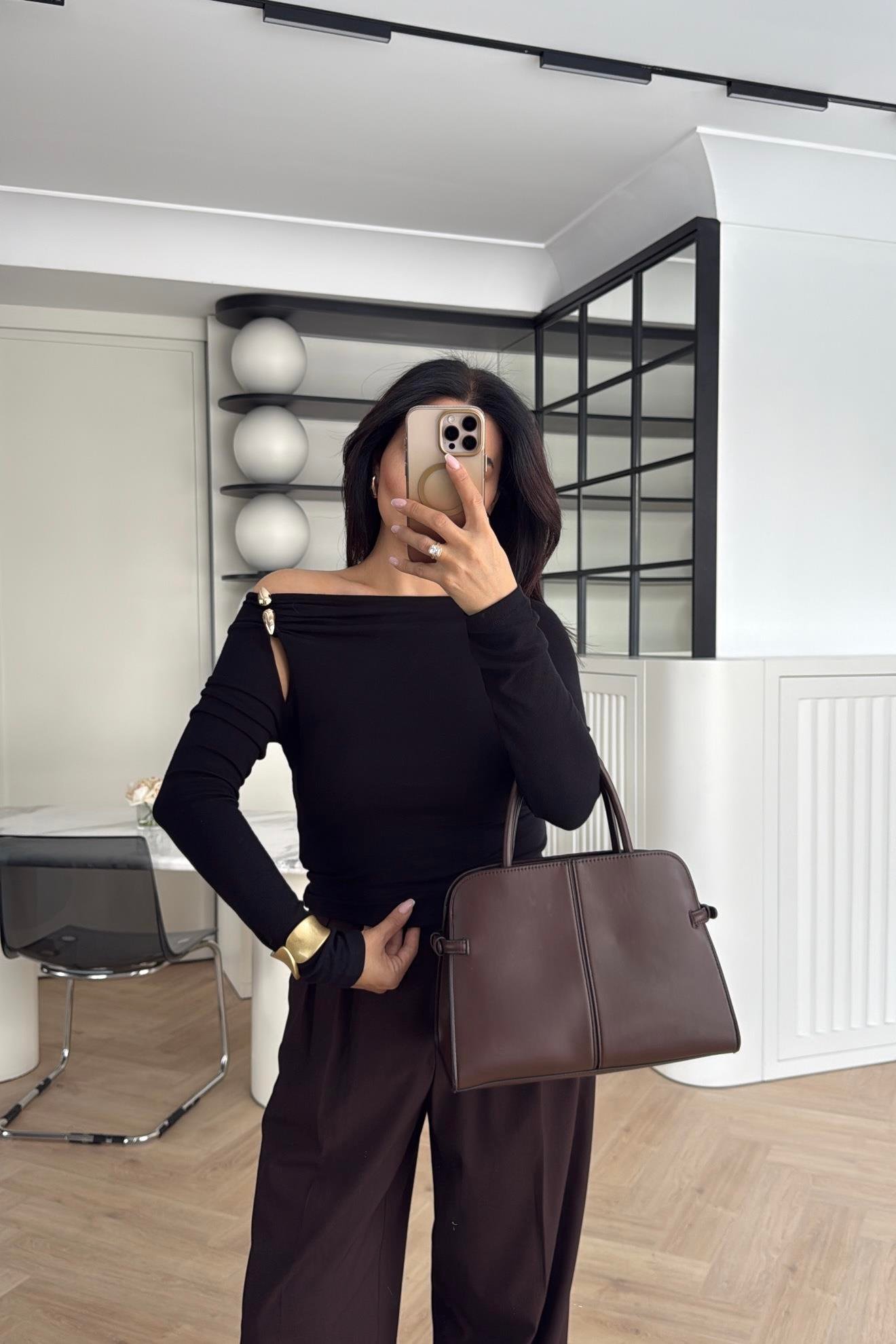 SİYAH AKSESUAR DETAYLI BLUZ