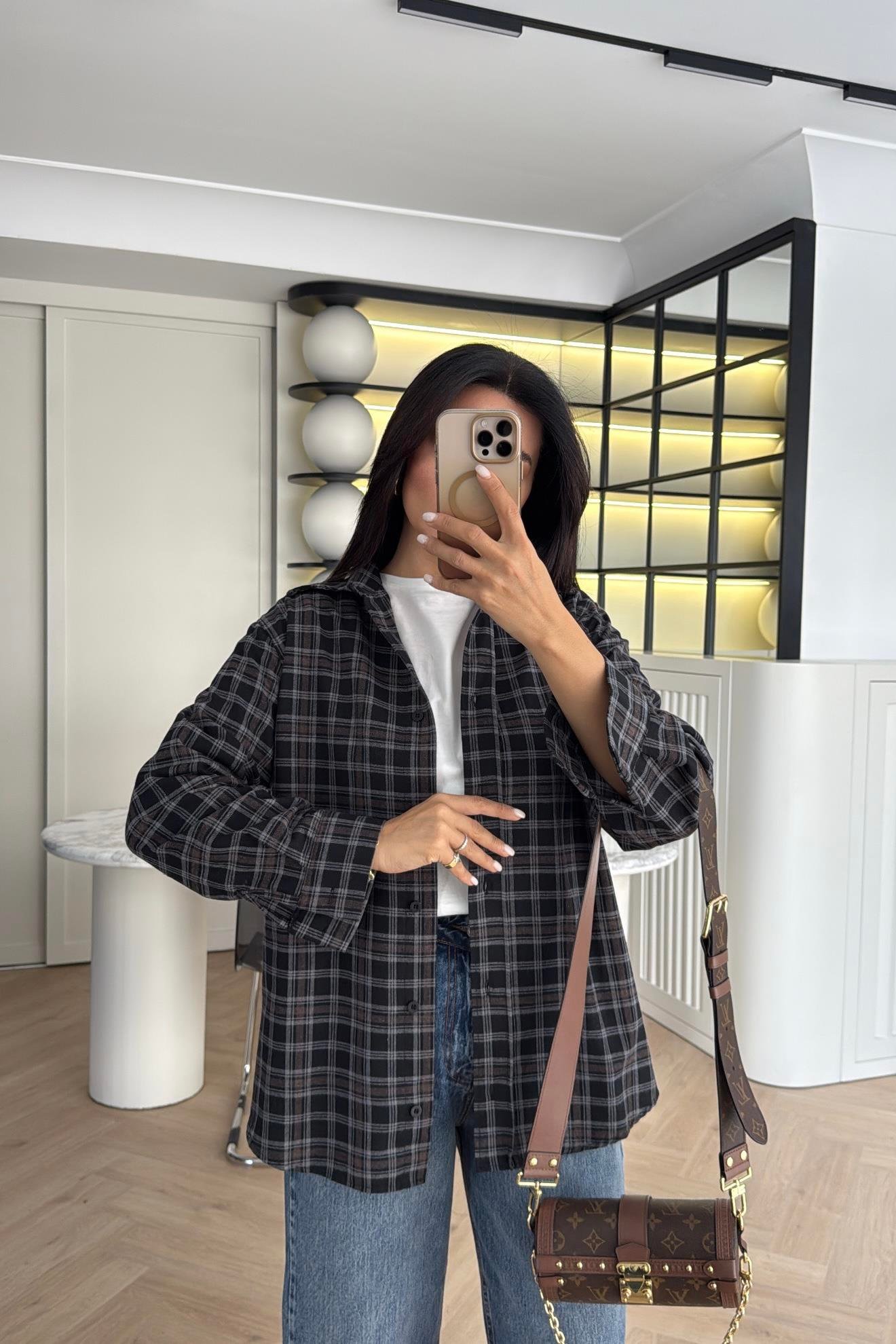 SİYAH EKOSE DÜĞMELİ GÖMLEK