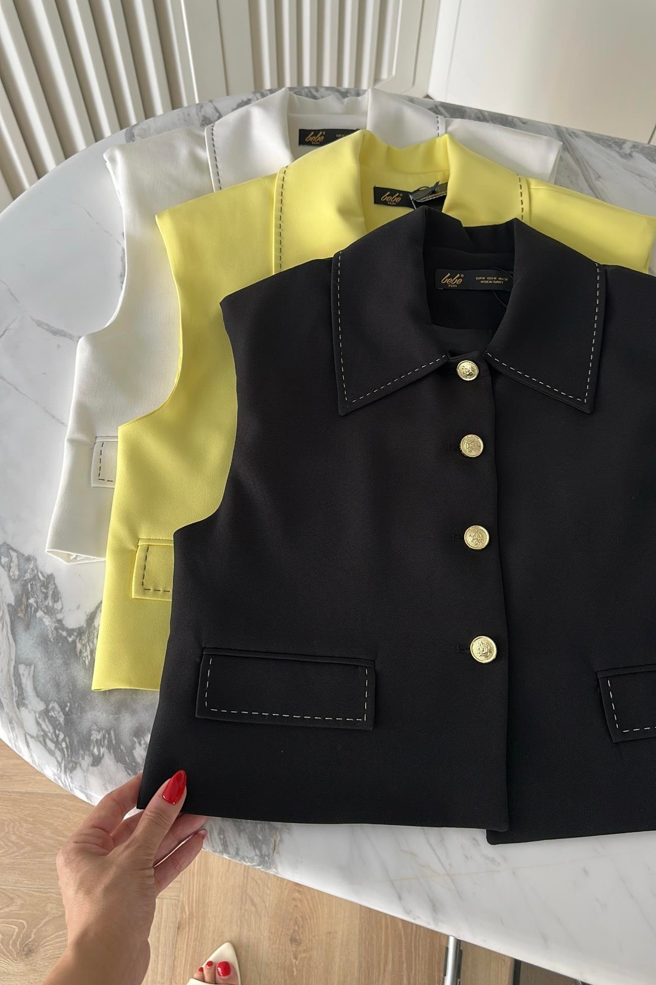 Siyah Gold Düğmeli Astarlı Crop Yelek