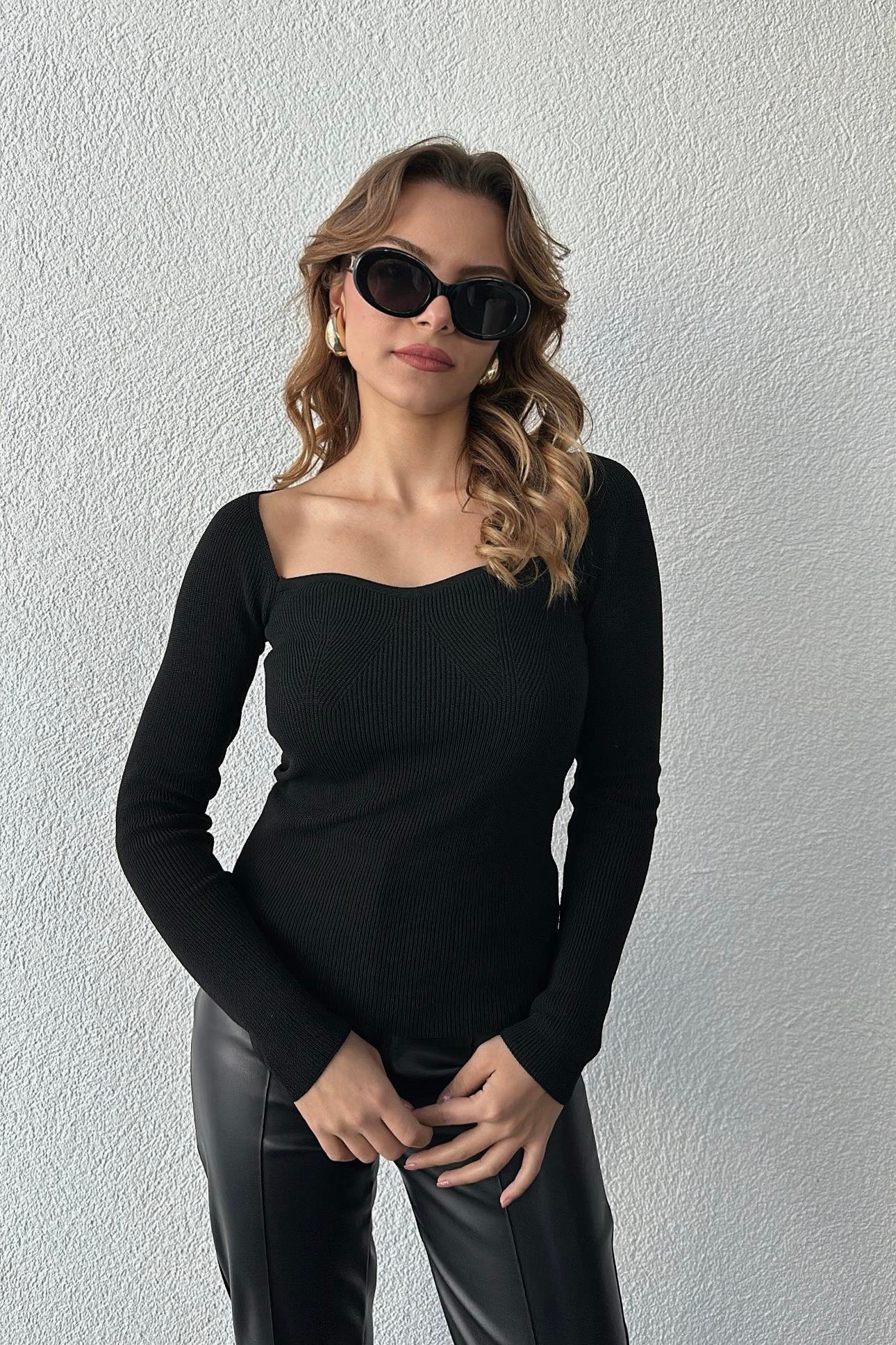 Siyah Kalp Yaka Çelik Triko