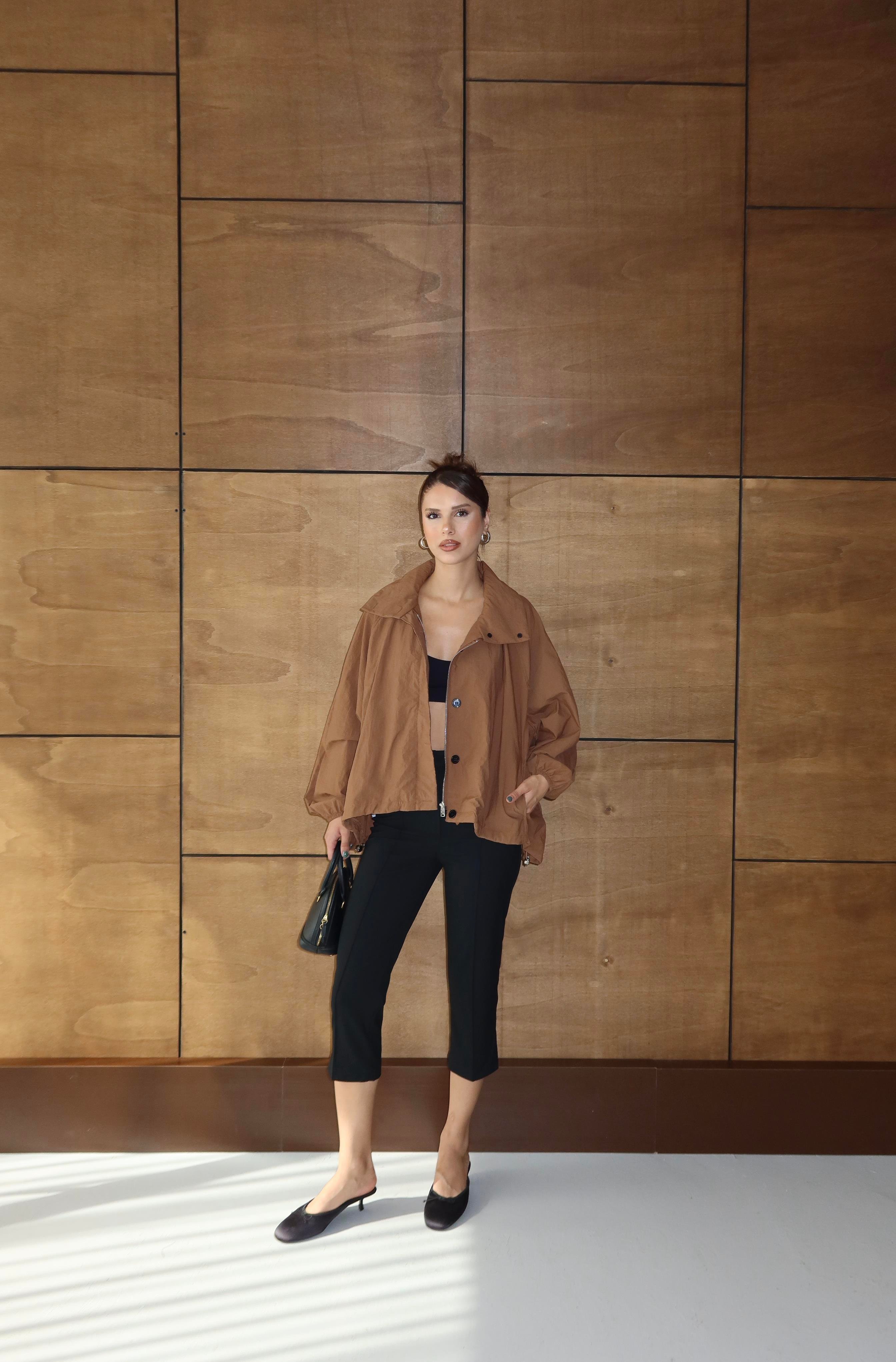 SİYAH ÖNDEN DİKİŞLİ CAPRİ PANTOLON