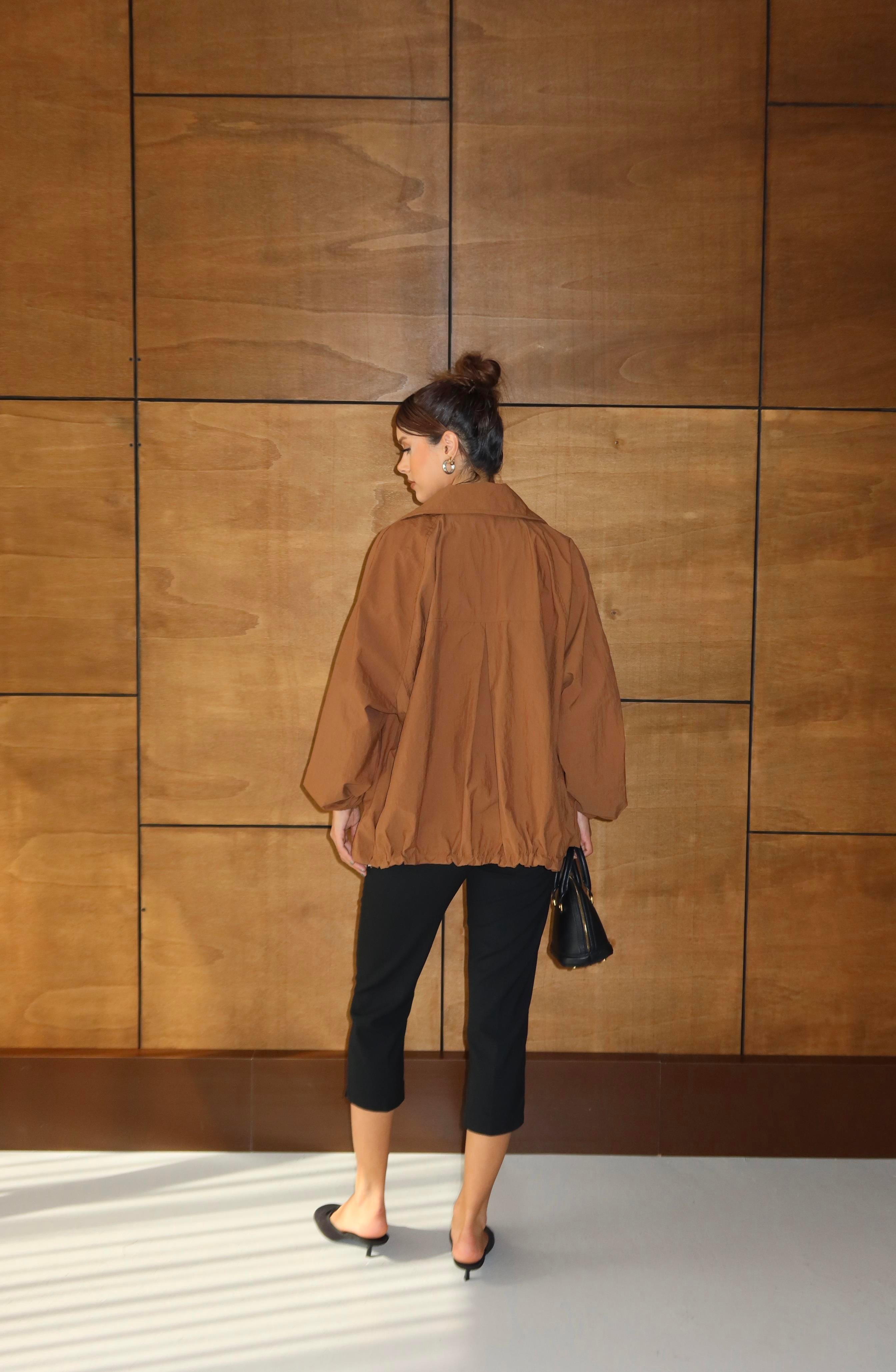 SİYAH ÖNDEN DİKİŞLİ CAPRİ PANTOLON