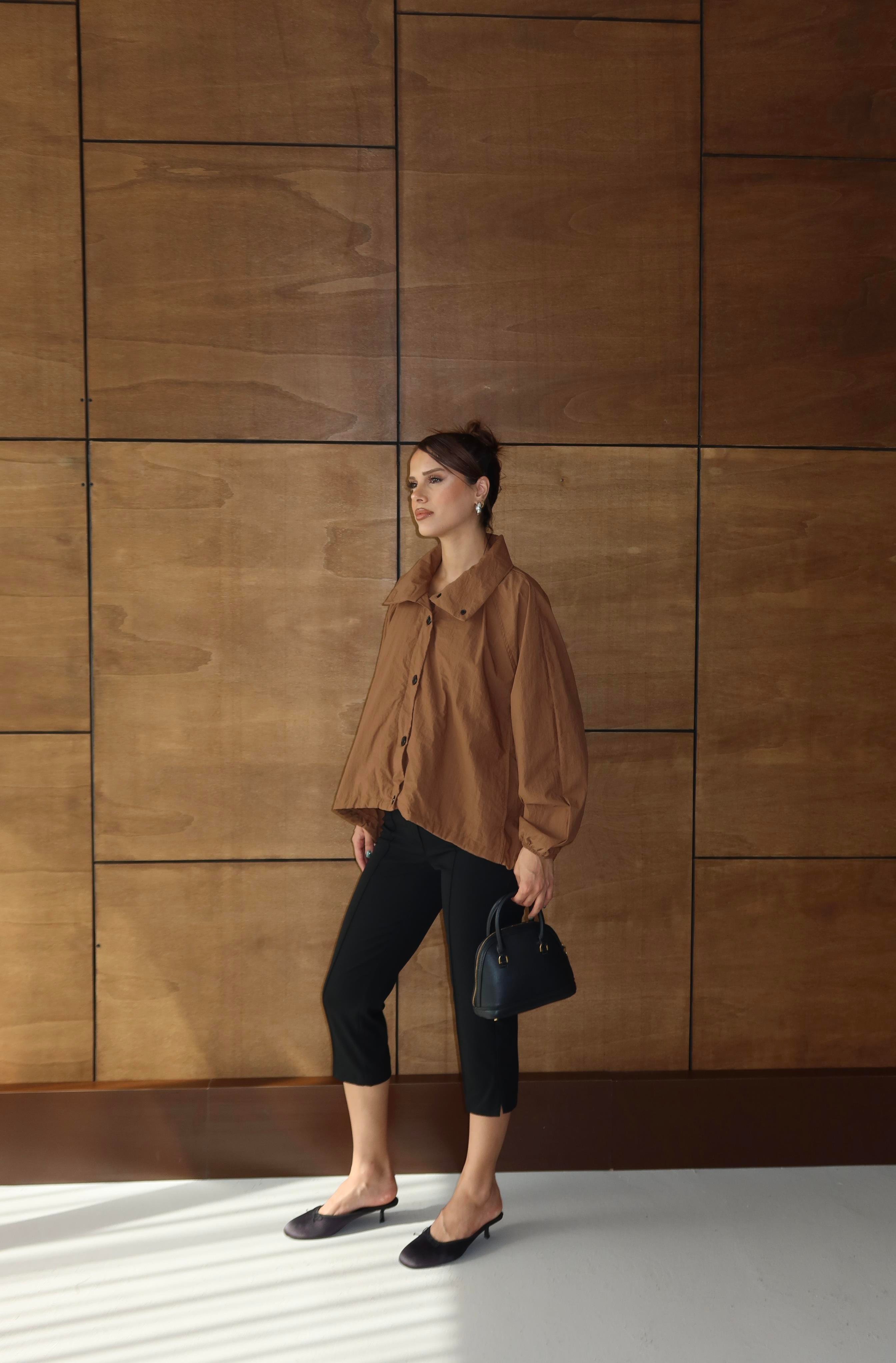 SİYAH ÖNDEN DİKİŞLİ CAPRİ PANTOLON