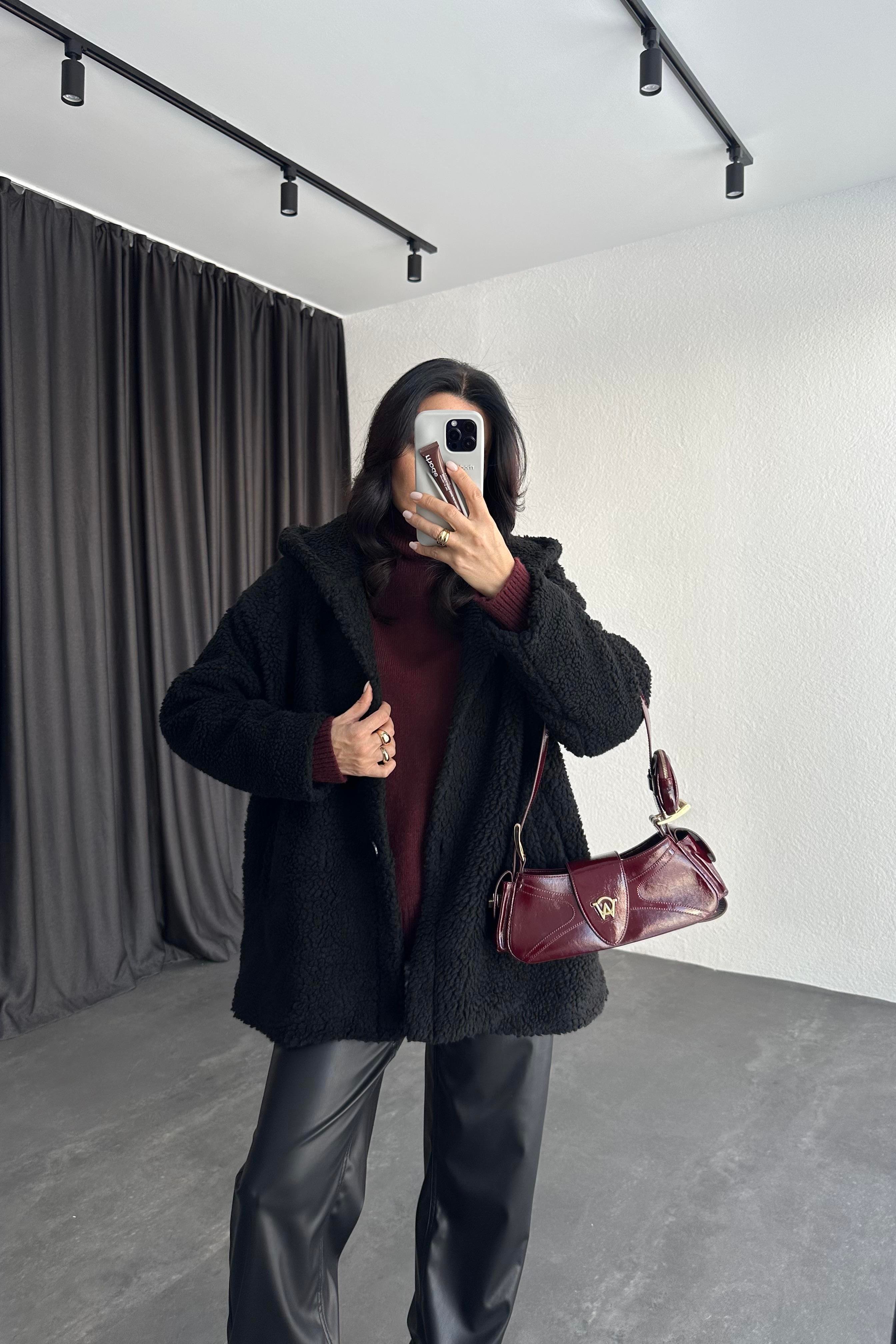 Siyah Renk Kapüşonlu Peluş Kürk 