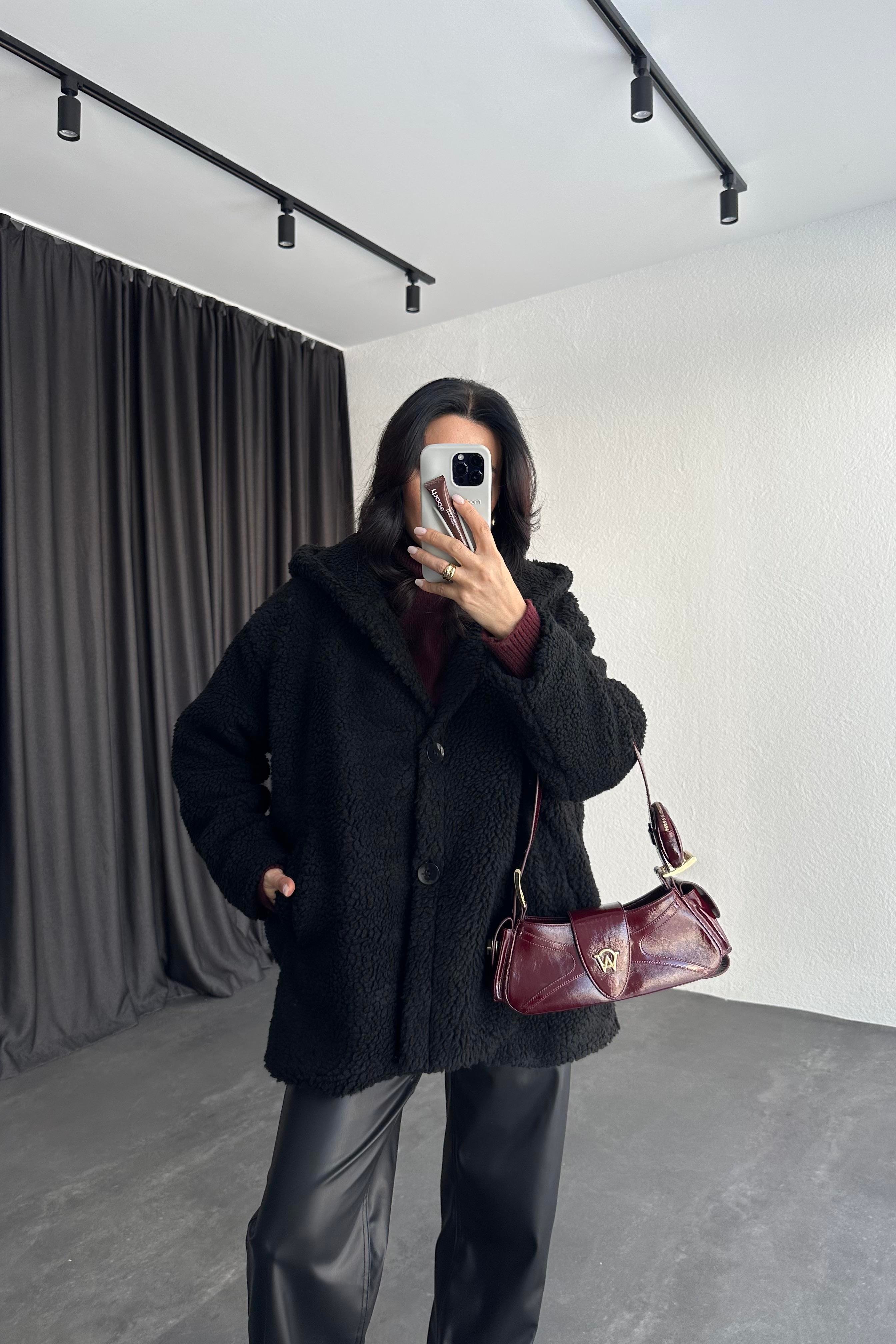 Siyah Renk Kapüşonlu Peluş Kürk 