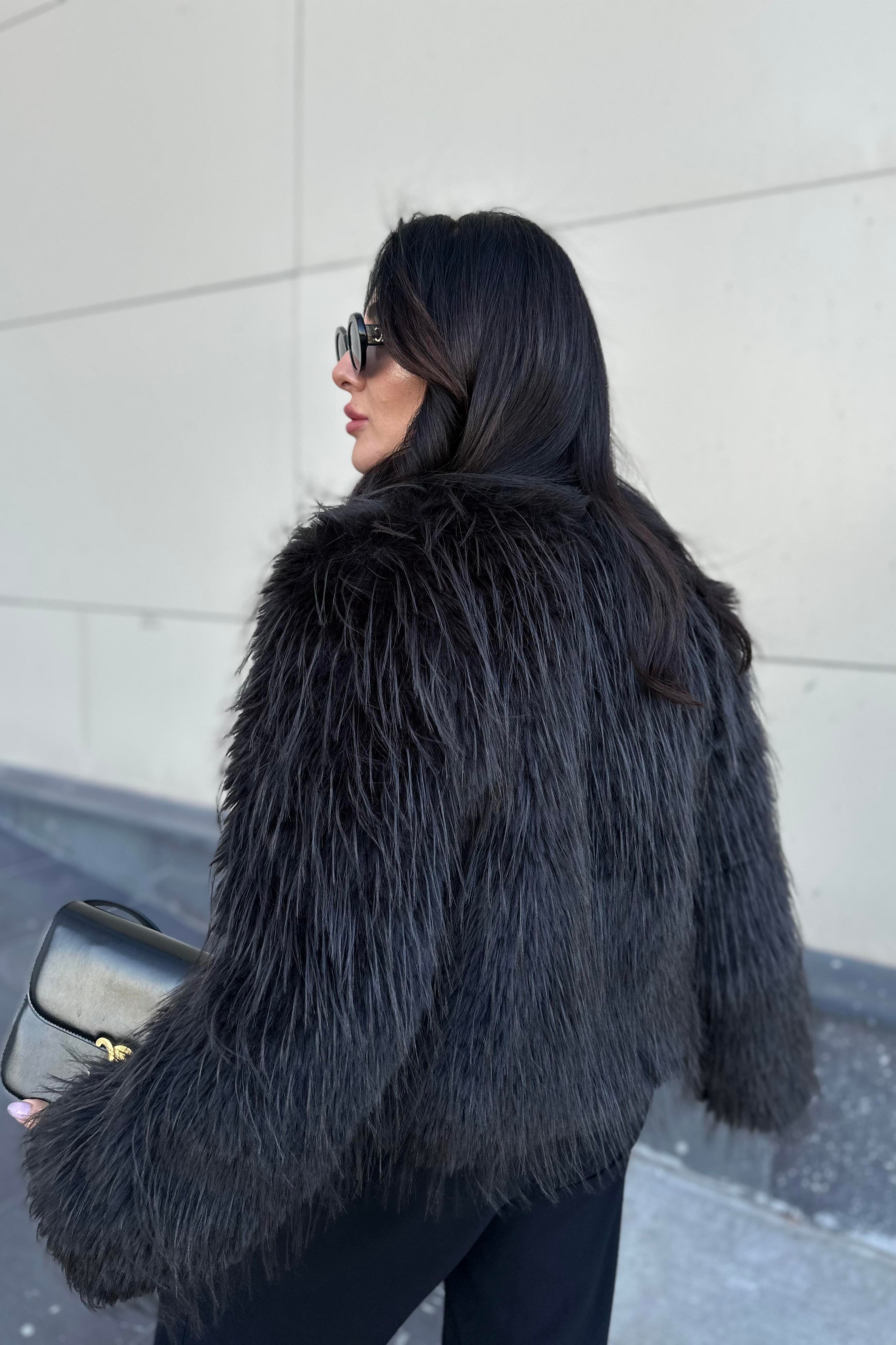 Siyah Renk Uzun Tüylü Kürk 