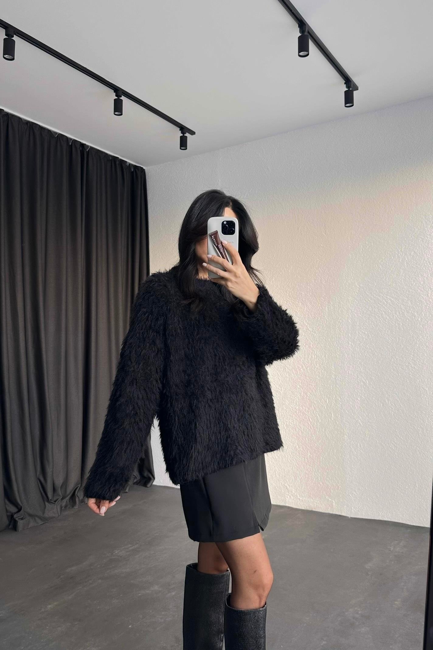 Siyah Renk Yumuşak Peluş Kazak