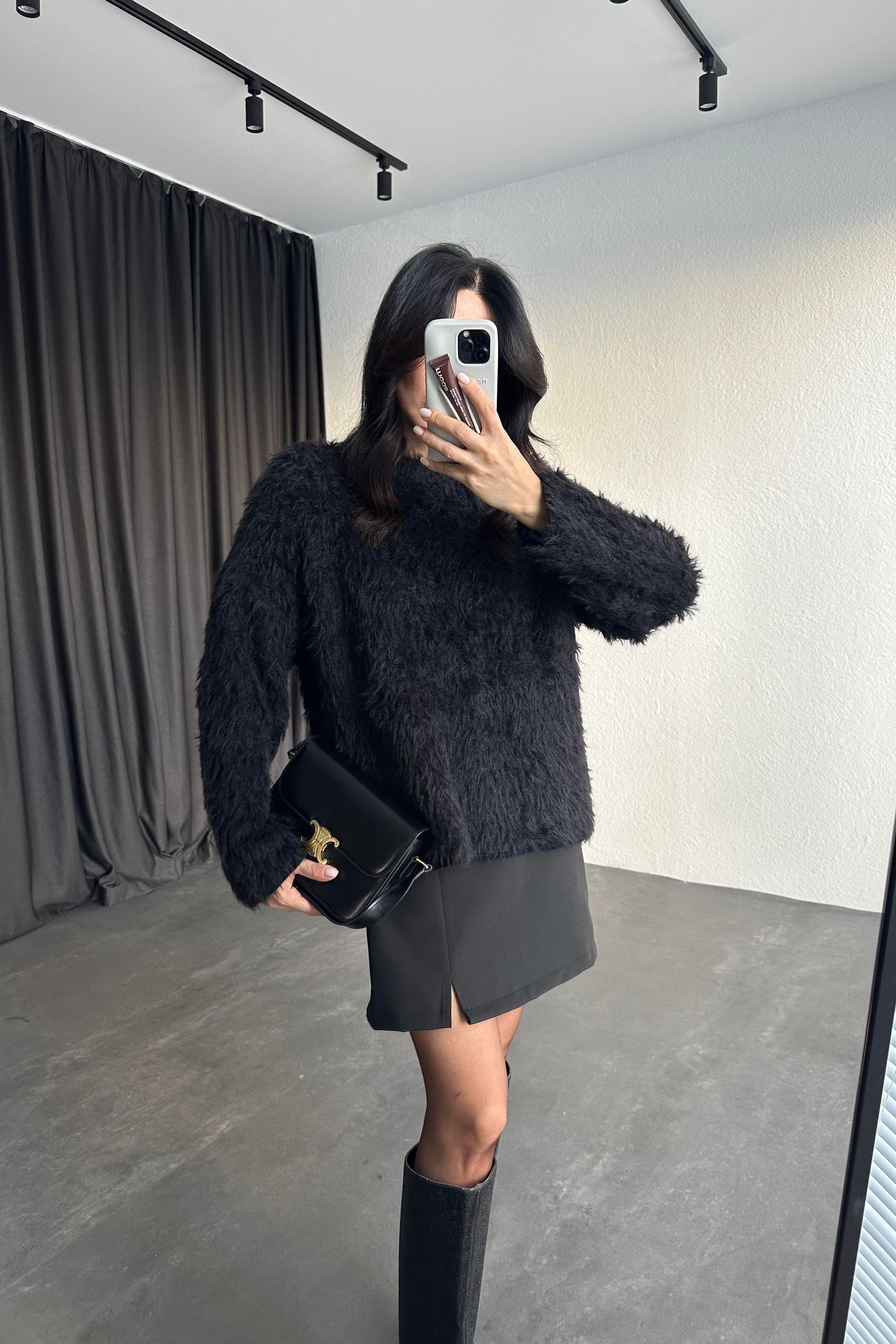 Siyah Renk Yumuşak Peluş Kazak