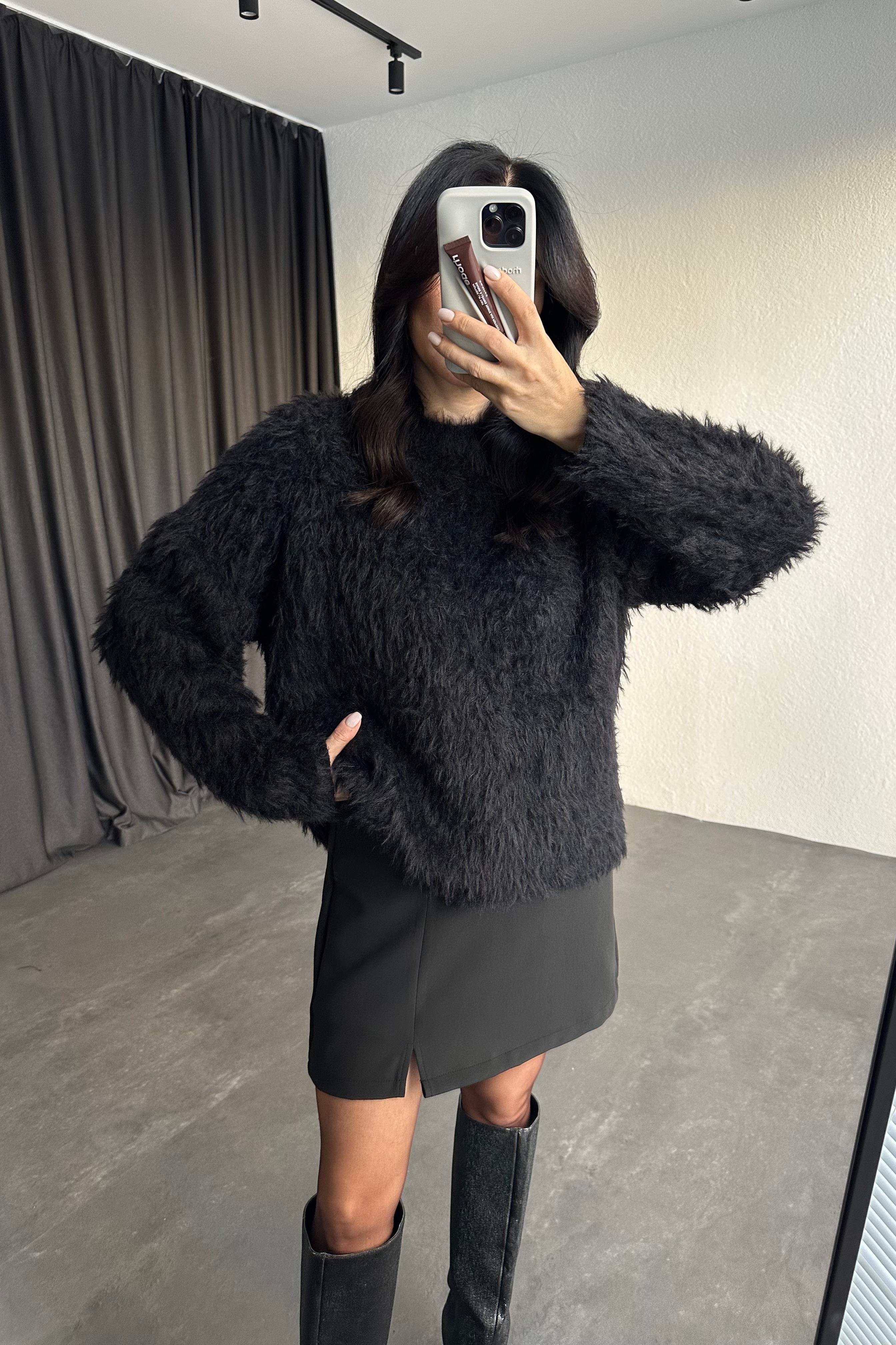 Siyah Renk Yumuşak Peluş Kazak