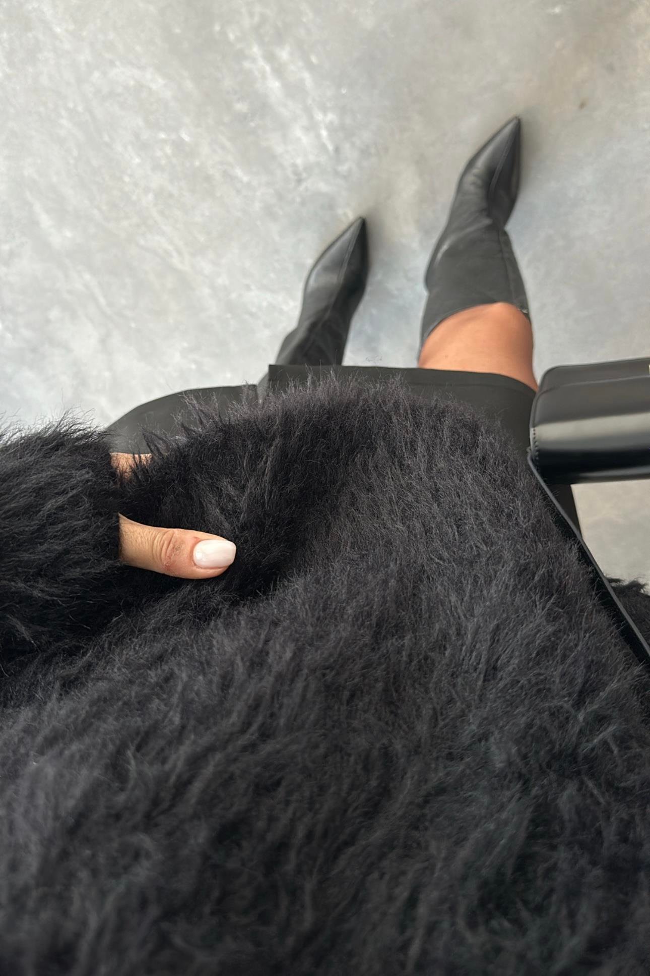 Siyah Renk Yumuşak Peluş Kazak