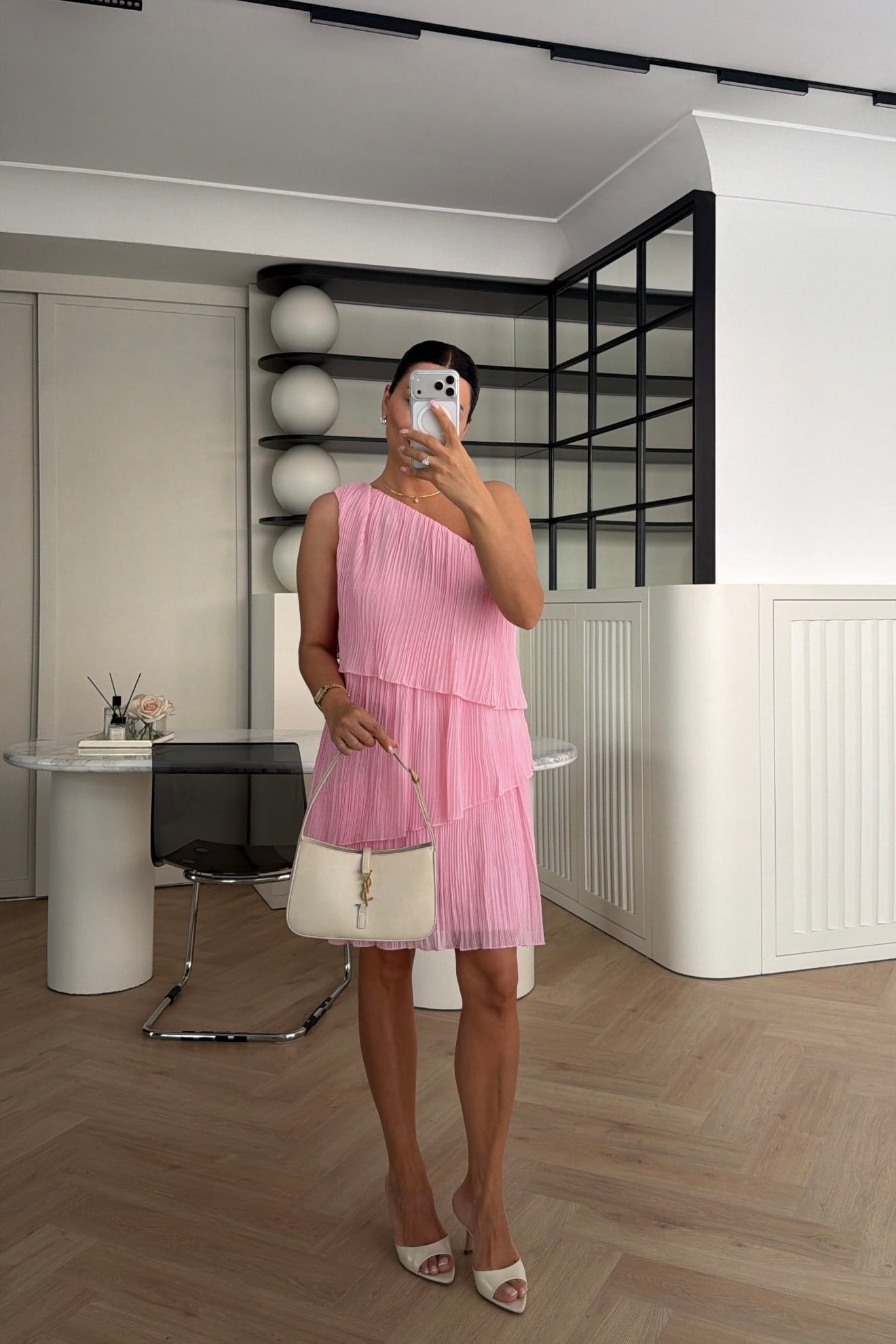 TEK KOL İNCE PİLİSELİ ASTARLI ŞİFON  ELBİSE PEMBE 