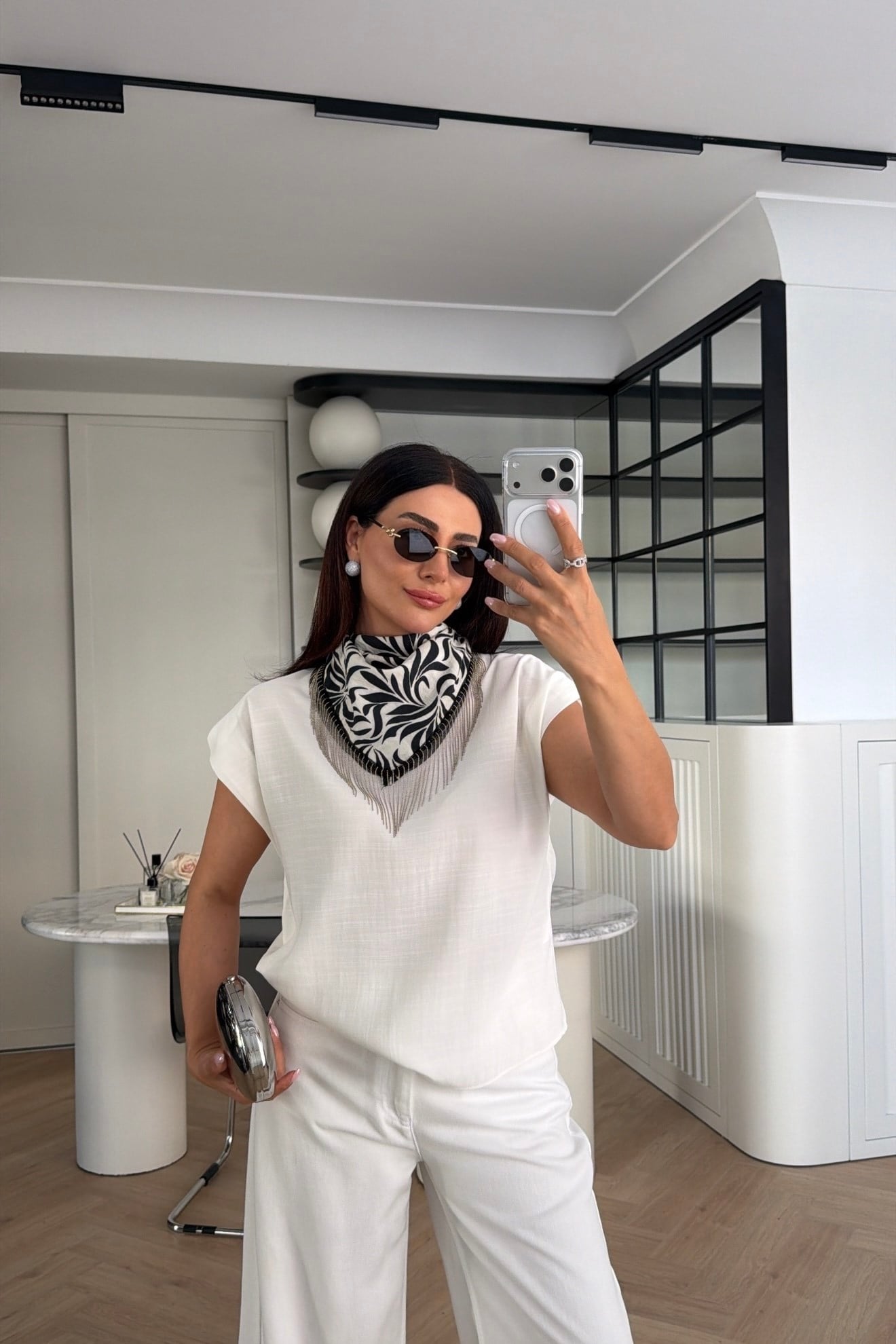 VATKALI LACİVERT ŞAL DETAYLI BLUZ BEYAZ 