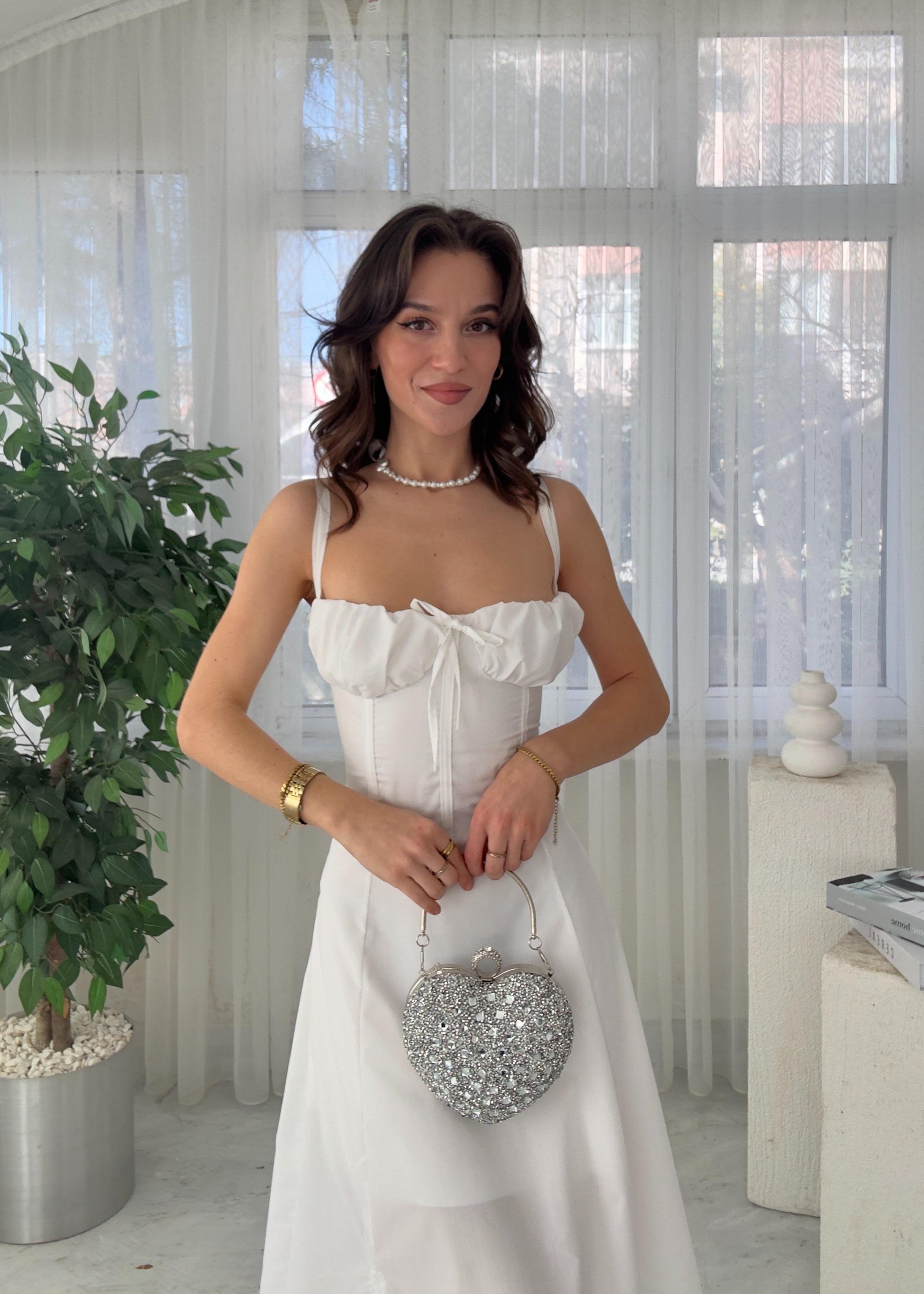 Beyaz Pinterest Sırt Biyeli Elbise 