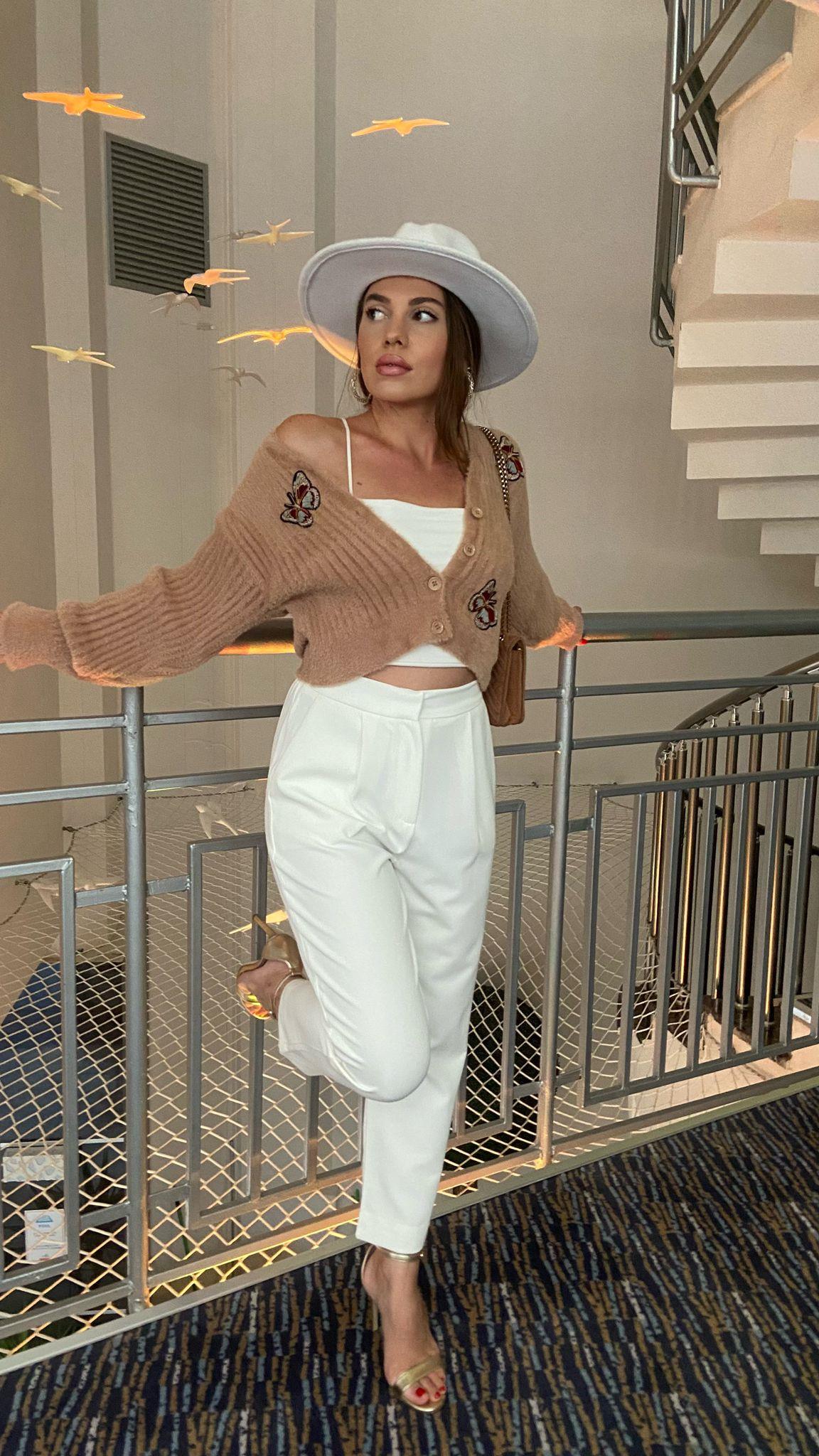 Aplikle Detaylı Pelüş Hırka Camel
