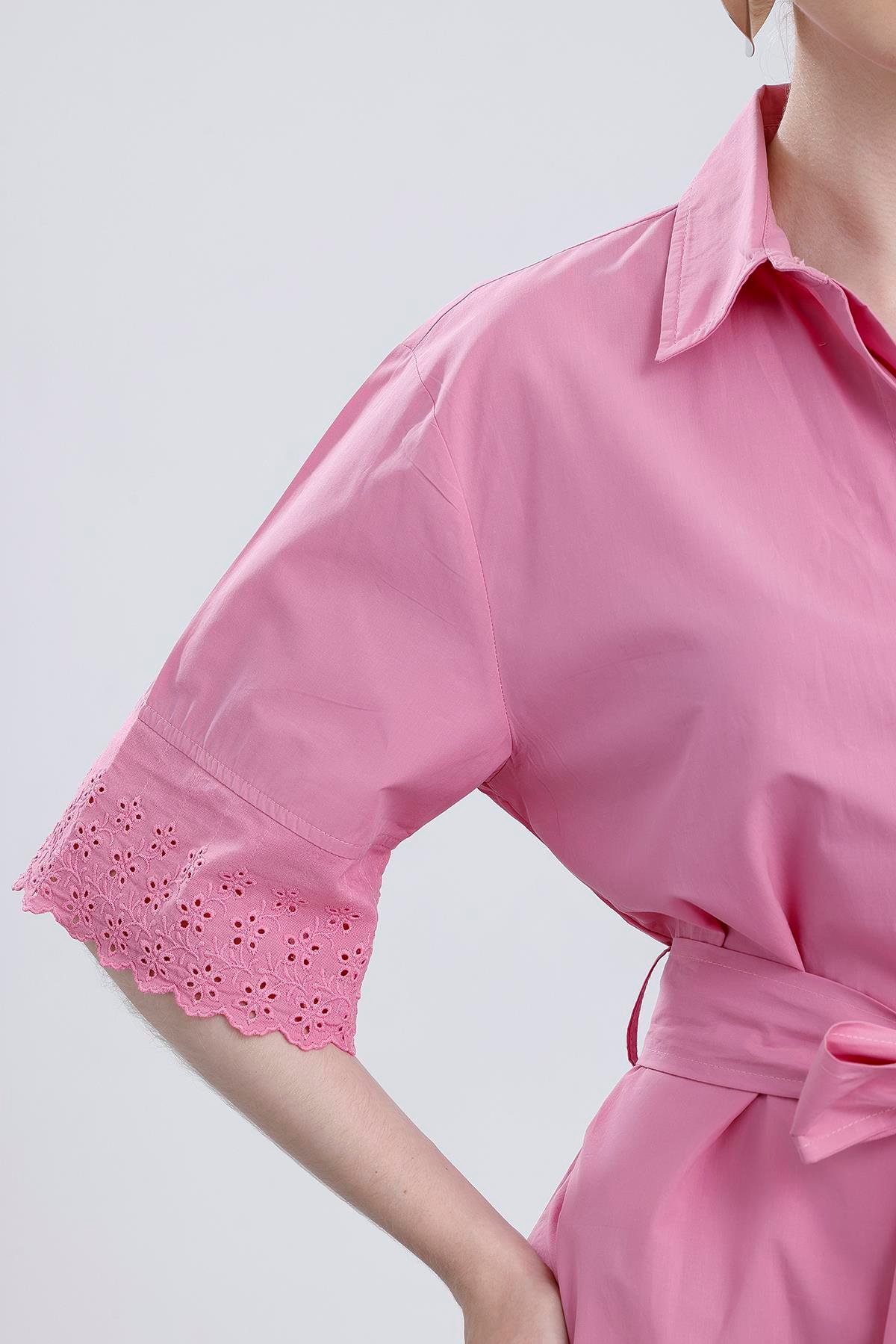 Kolda güpür detaylı pembe poplin gömlek elbise