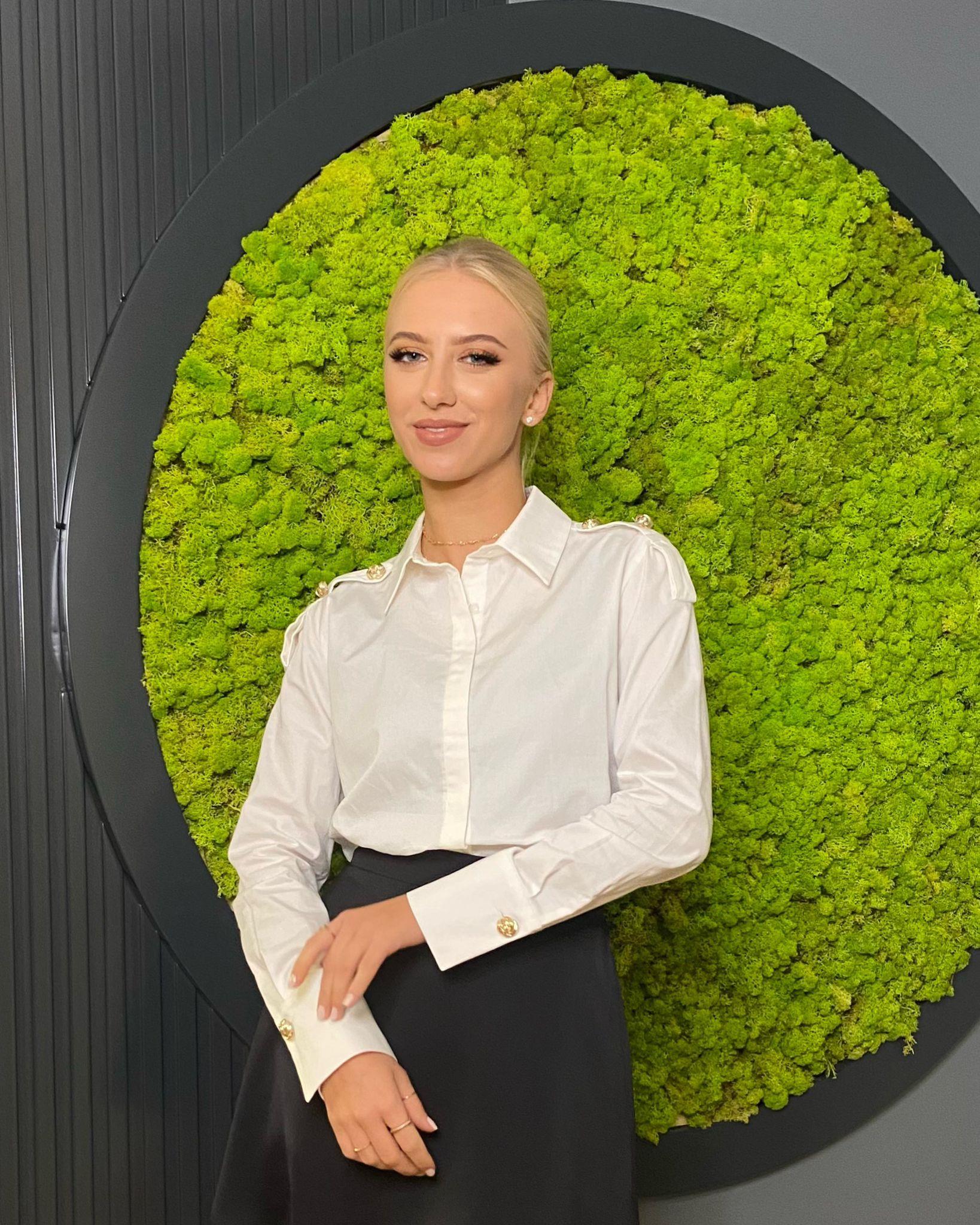 Omuzda Düğme Aksesuarlı poplin kumaş beyaz gömlek