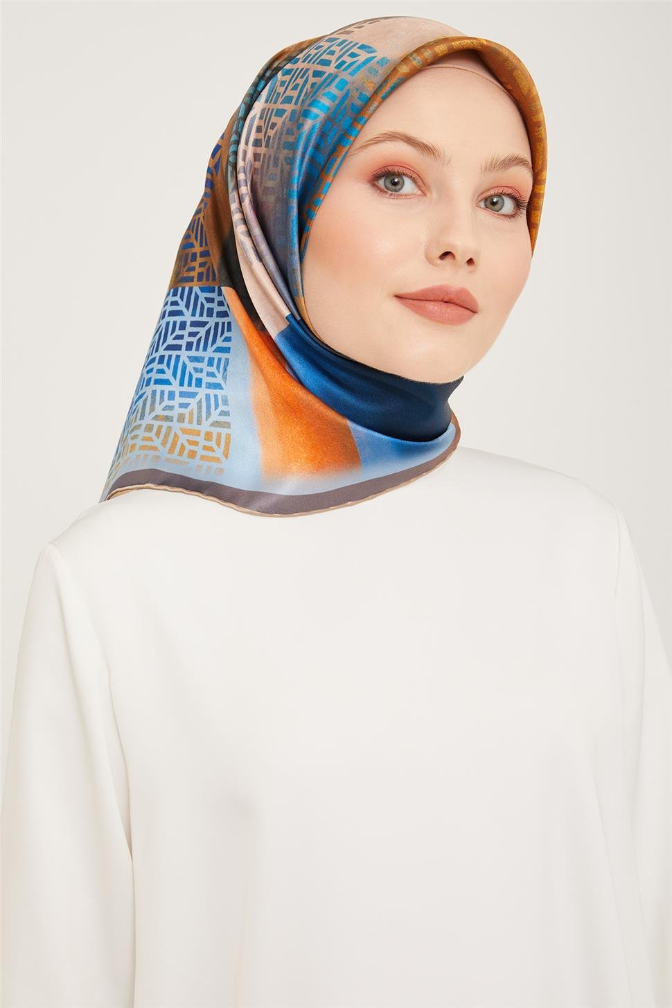 Armine Sura İpek Eşarp 23Ka9044 05