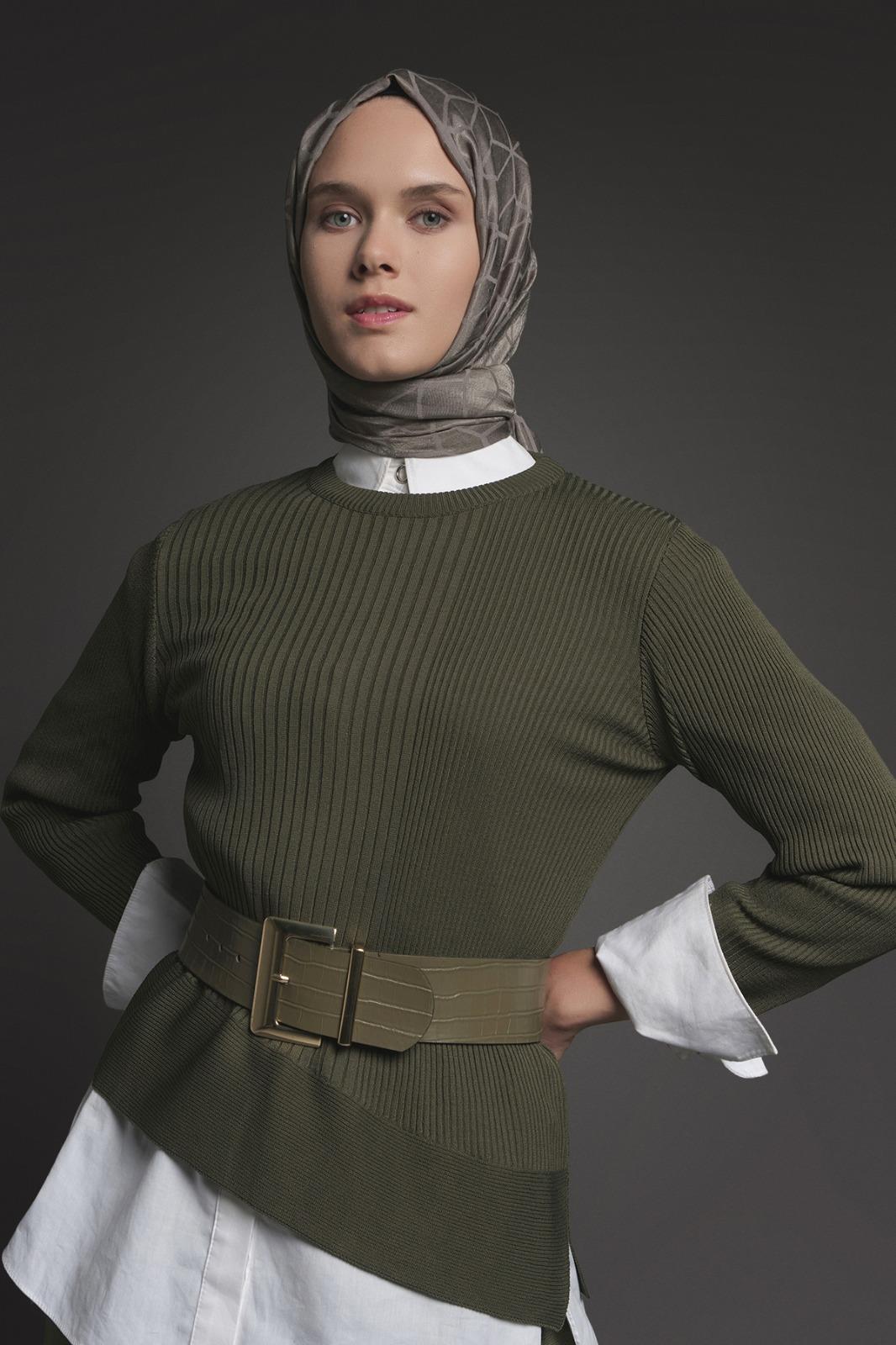 Armine TREND Asimetrik Kesim Çizgi Detaylı Etekli Takım Haki 25YTD6119