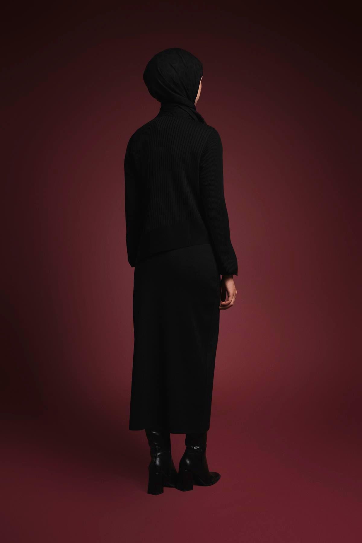 Armine TREND Asimetrik Kesim Çizgi Detaylı Etekli Takım Siyah 25YTD6119