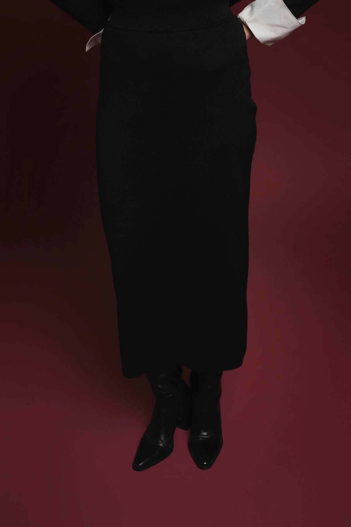 Armine TREND Asimetrik Kesim Çizgi Detaylı Etekli Takım Siyah 25YTD6119