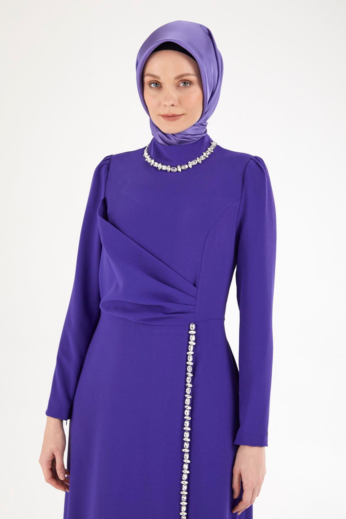 Armine TREND Boyundan ve Boydan Taş Detaylı Abiye Elbise Morcivert 25YT912