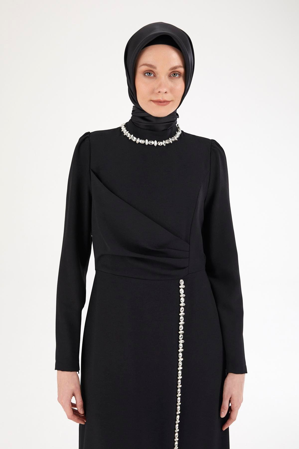 Armine TREND Boyundan ve Boydan Taş Detaylı Abiye Elbise Siyah 25YT912