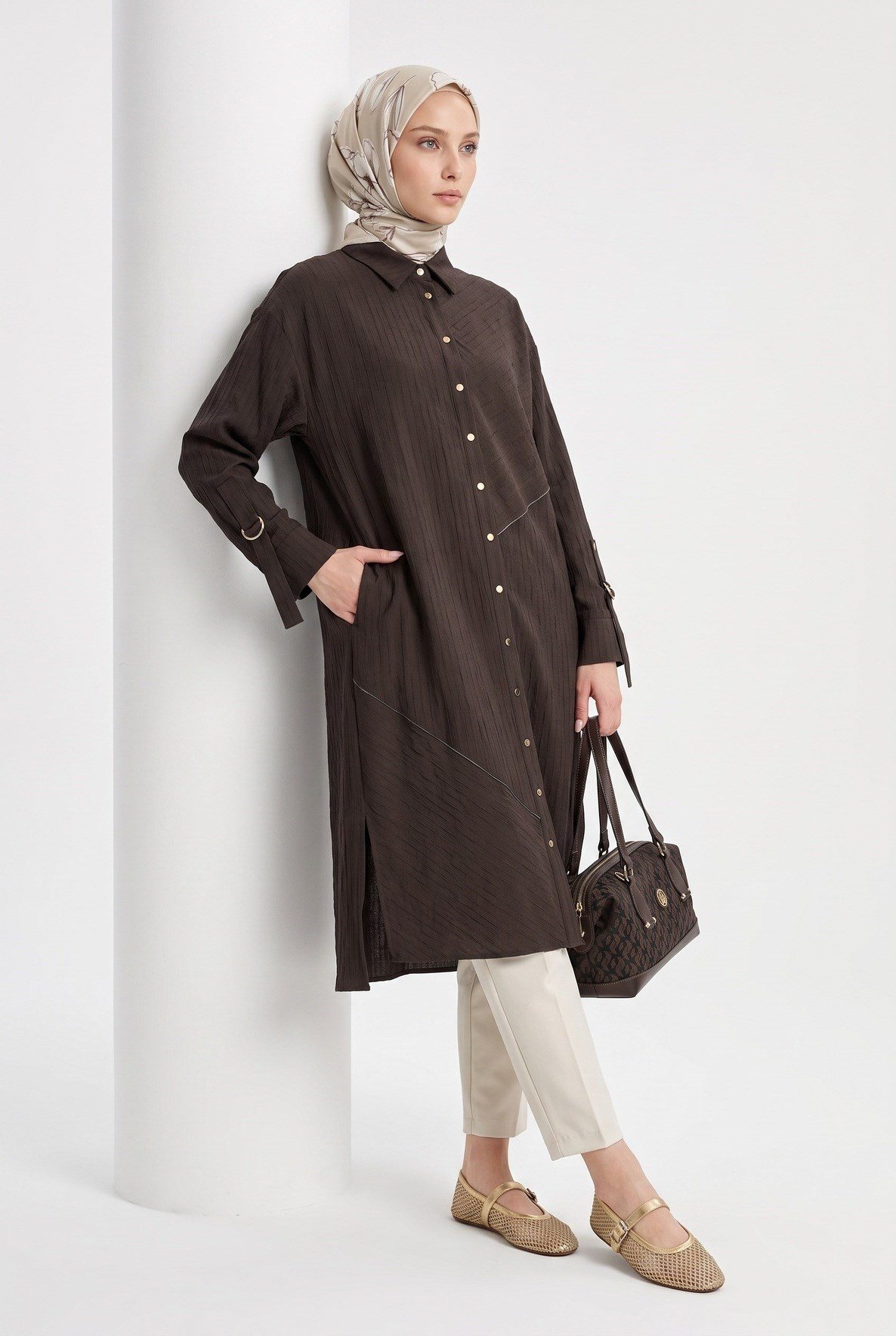 Armine TREND Doğal Kumaş Asimetrik Dikiş Detaylı Gömlek Yaka Tunik Kahverengi 26YT478