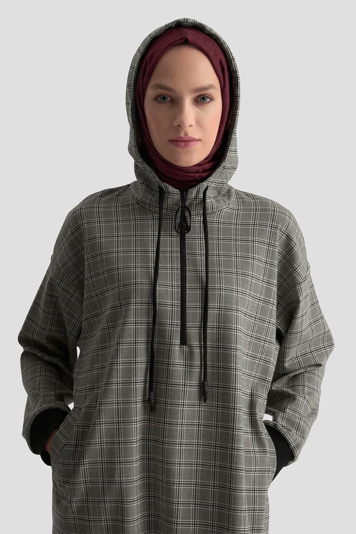 Armine TREND Ekose Desenli Önden Yarım Fermuarlı Kapüşonlu Tunik Siyah 25KT442