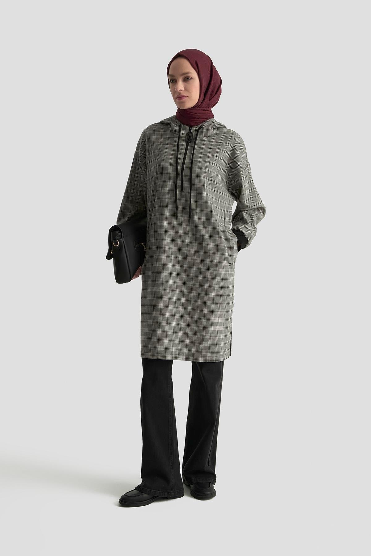 Armine TREND Ekose Desenli Önden Yarım Fermuarlı Kapüşonlu Tunik Siyah 25KT442