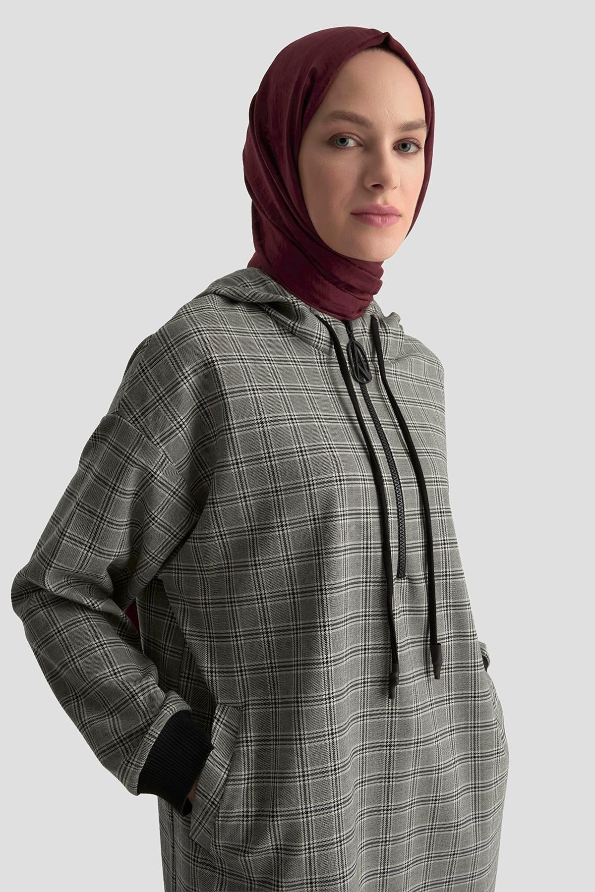 Armine TREND Ekose Desenli Önden Yarım Fermuarlı Kapüşonlu Tunik Siyah 25KT442