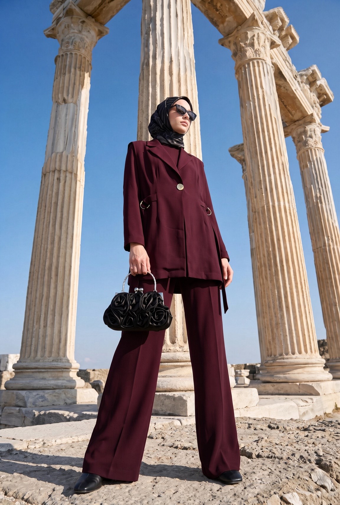 Armine TREND Klasik Yaka Aksesuar Detaylı Uzun Ceket Geniş Paça Pantolon Üçlü Takım Bordo 26KA630