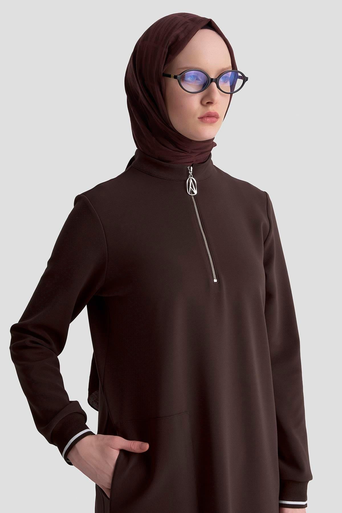 ARMİNE TREND Yakası Fermuarlı Kolları Ribanalı Örme Kumaş Tunik Kahverengi 25KT443