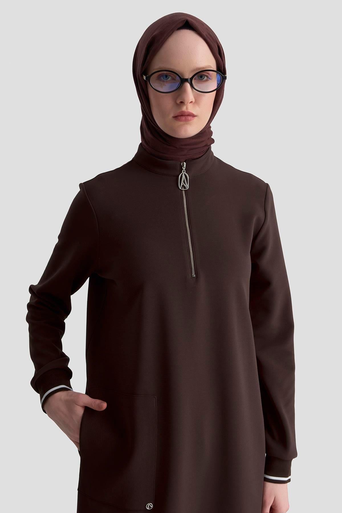 ARMİNE TREND Yakası Fermuarlı Kolları Ribanalı Örme Kumaş Tunik Kahverengi 25KT443